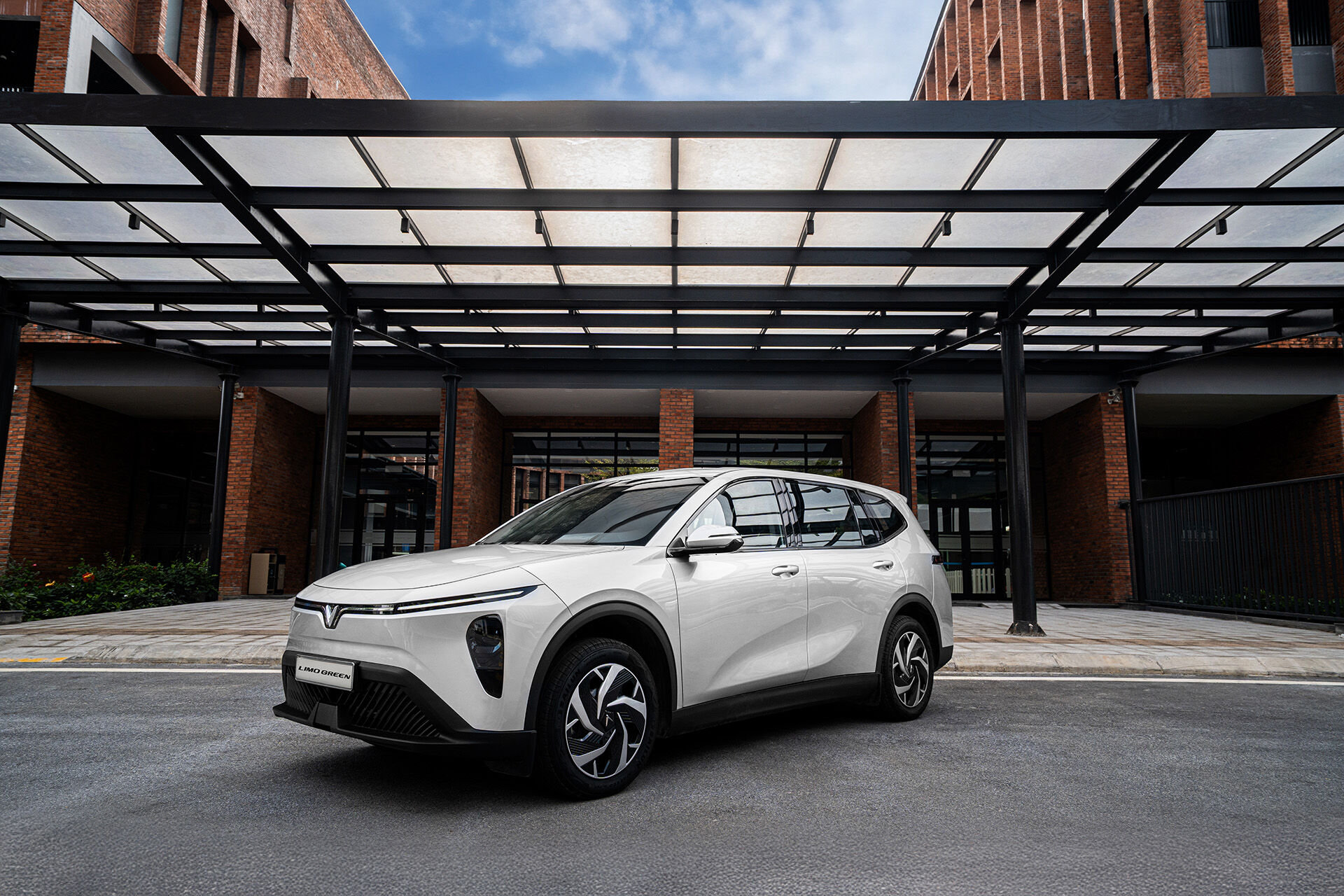 Doanh số ô tô điện VinFast tăng trưởng bùng nổ trong tháng 3