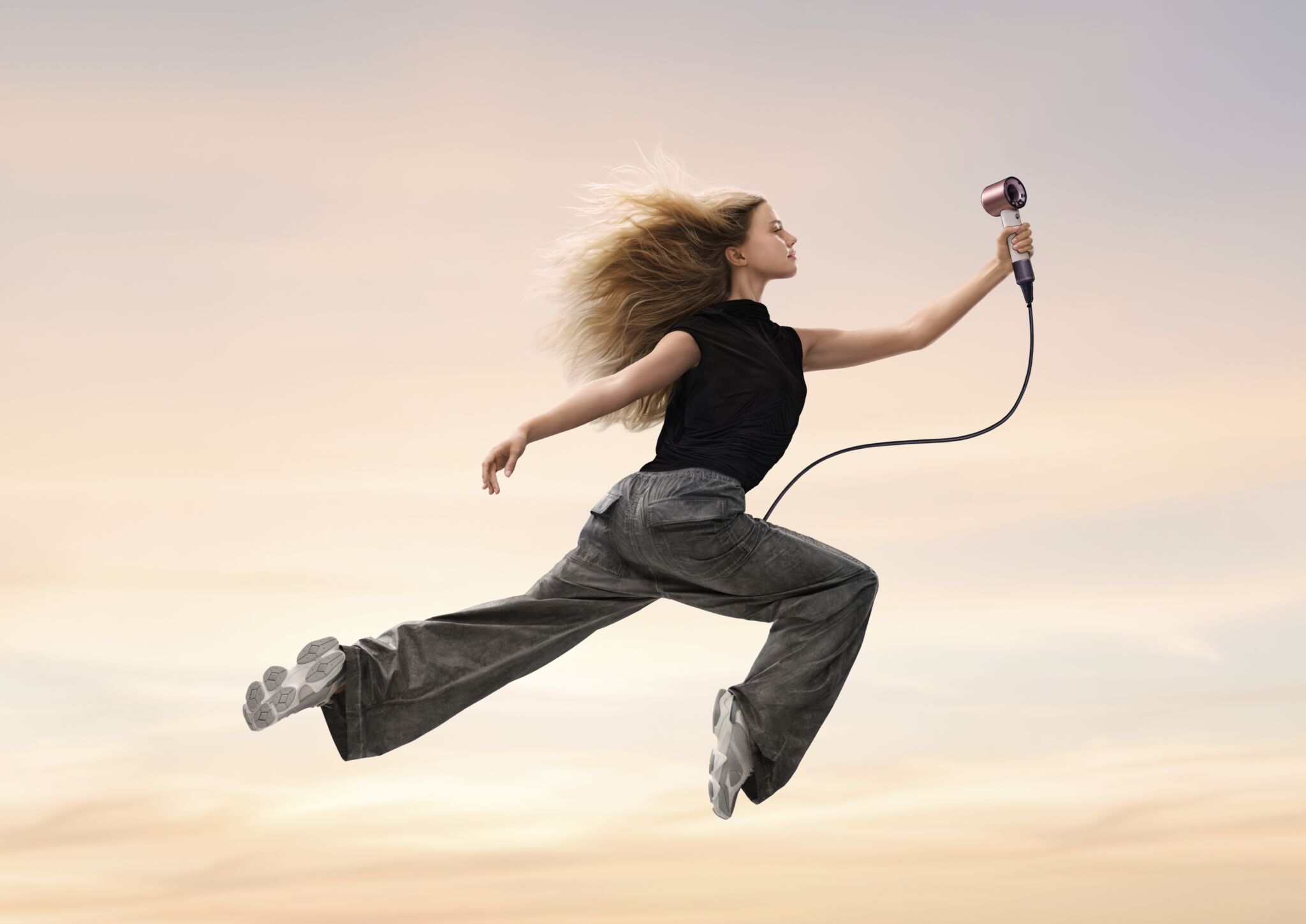 Dyson ra mắt máy sấy tóc Supersonic Travel: Nhỏ hơn 32%. Nhẹ hơn 25%. Sấy mạnh mẽ.