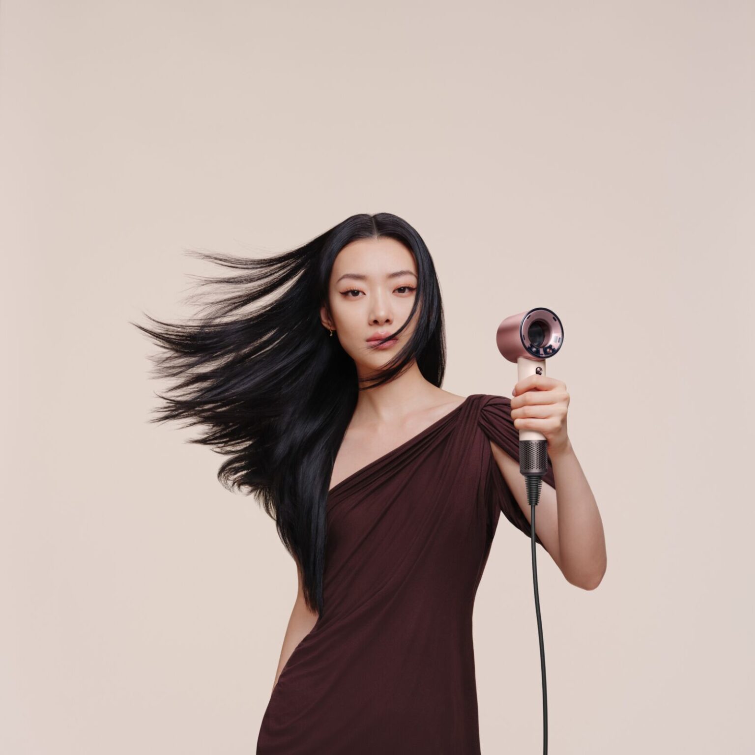 Dyson ra mắt máy sấy tóc Supersonic Travel: Nhỏ hơn 32%. Nhẹ hơn 25%. Sấy mạnh mẽ.