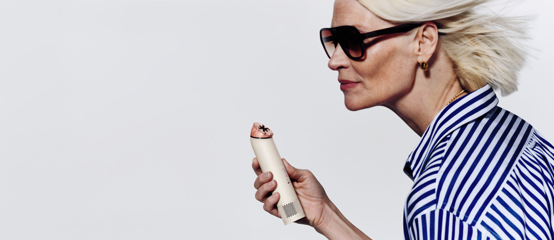 Dyson ra mắt quạt cầm tay HushJet Mini Cool Fan: 17 năm tinh hoa công nghệ luồng khí gói gọn trong lòng bàn tay