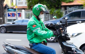 Grab Việt Nam hỗ trợ đối tác tài xế xe xăng và xe điện tuần thứ năm liên tiếp