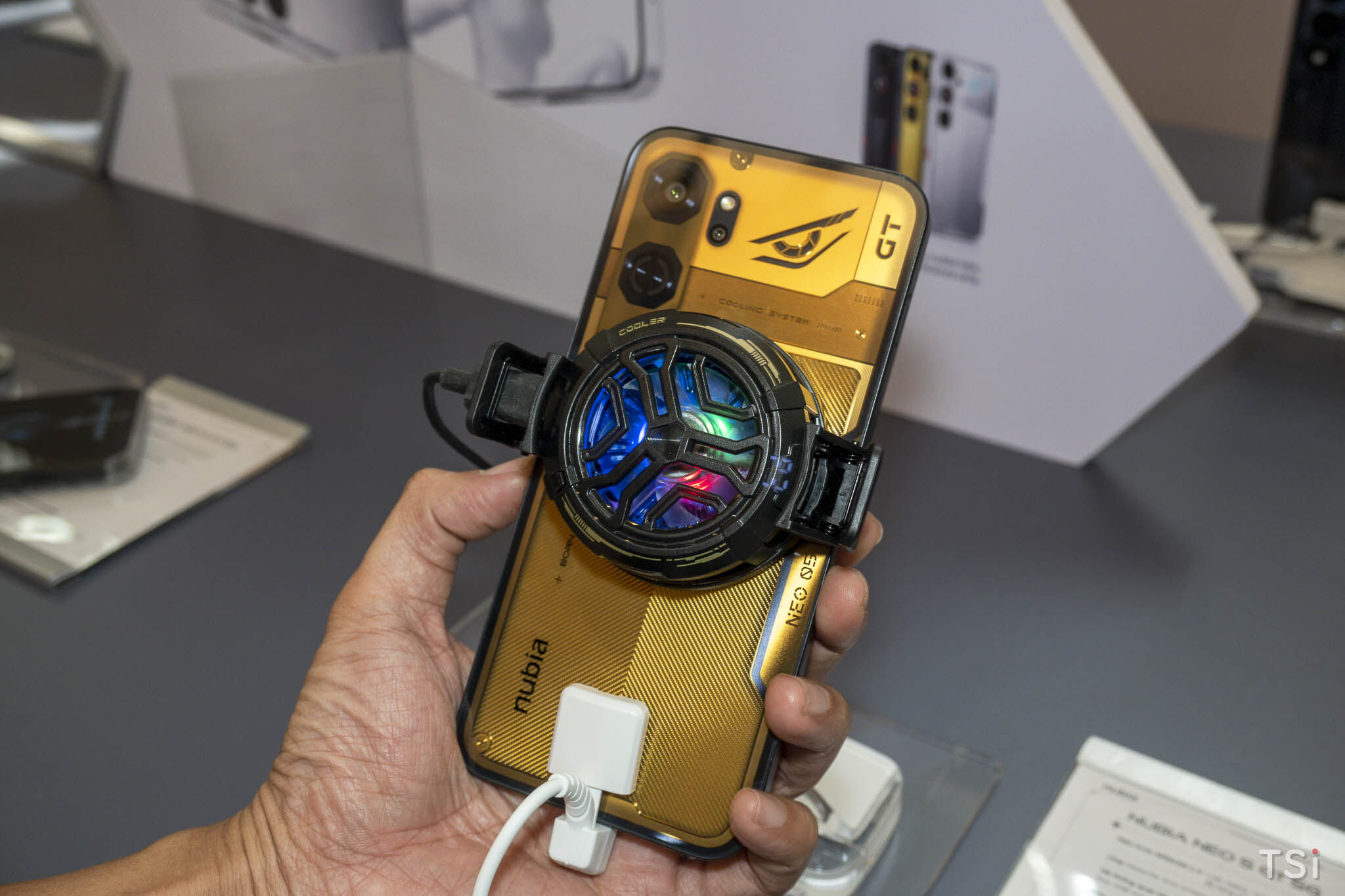 Ra mắt nubia NEO 5 Series: smartphone gaming với quạt tản nhiệt chủ động