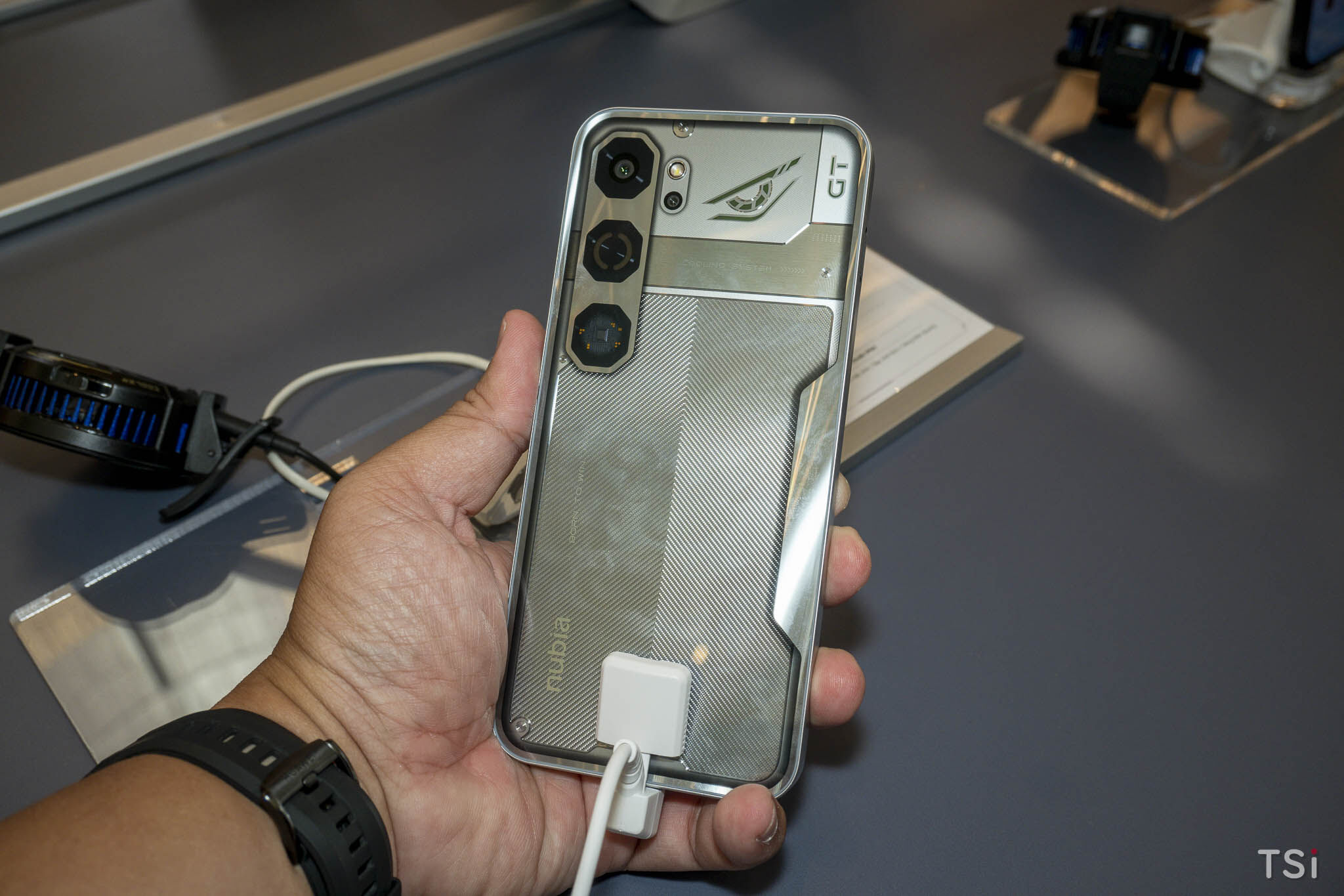 Ra mắt nubia NEO 5 Series: smartphone gaming với quạt tản nhiệt chủ động