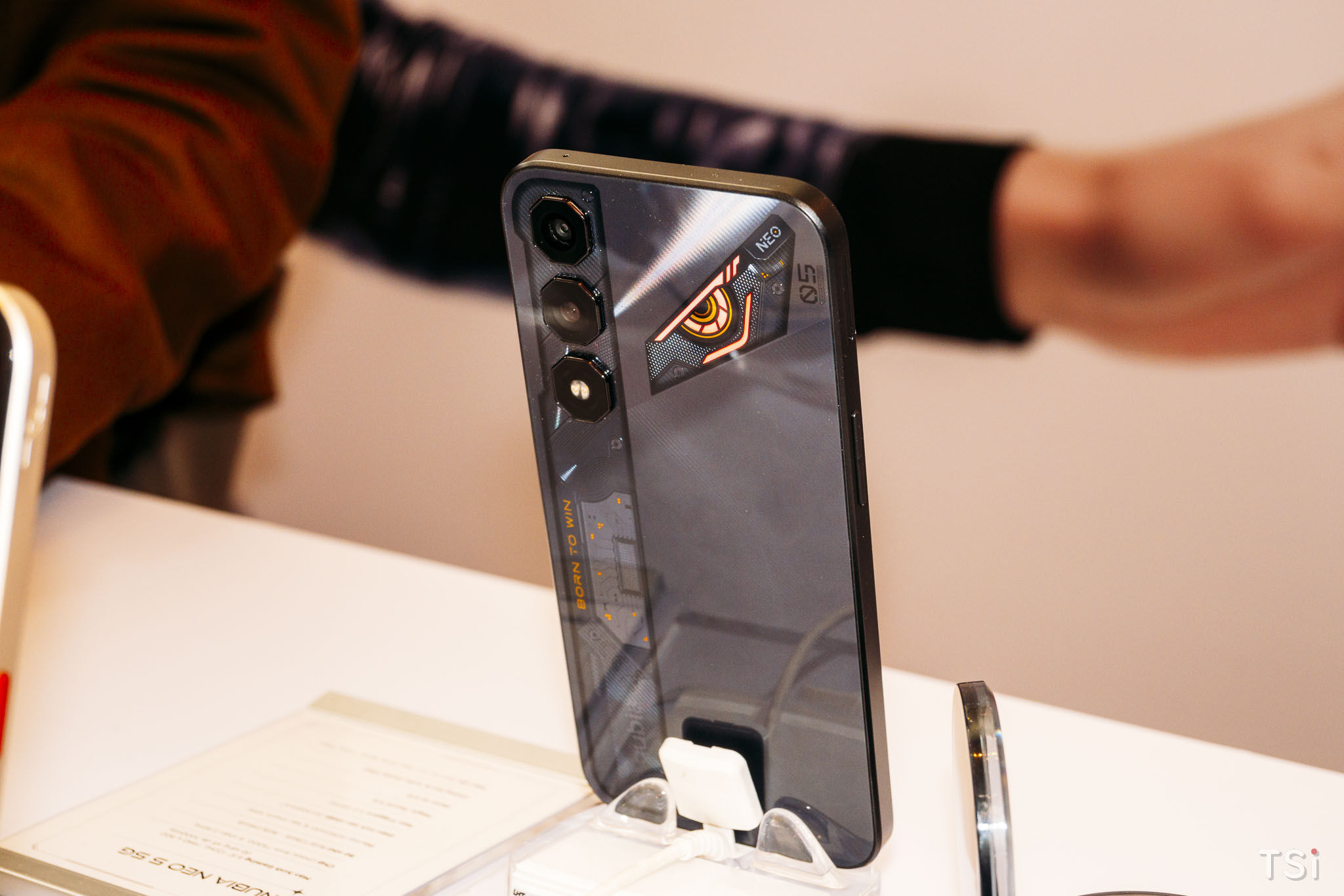 Ra mắt nubia NEO 5 Series: smartphone gaming với quạt tản nhiệt chủ động