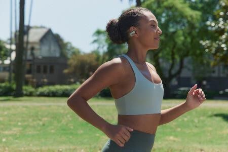 Sony Clip WF-LC900: Tai nghe mở với thiết kế dạng kẹp độc đáo, nghe nhạc và kết nối thế giới xung quanh cùng lúc