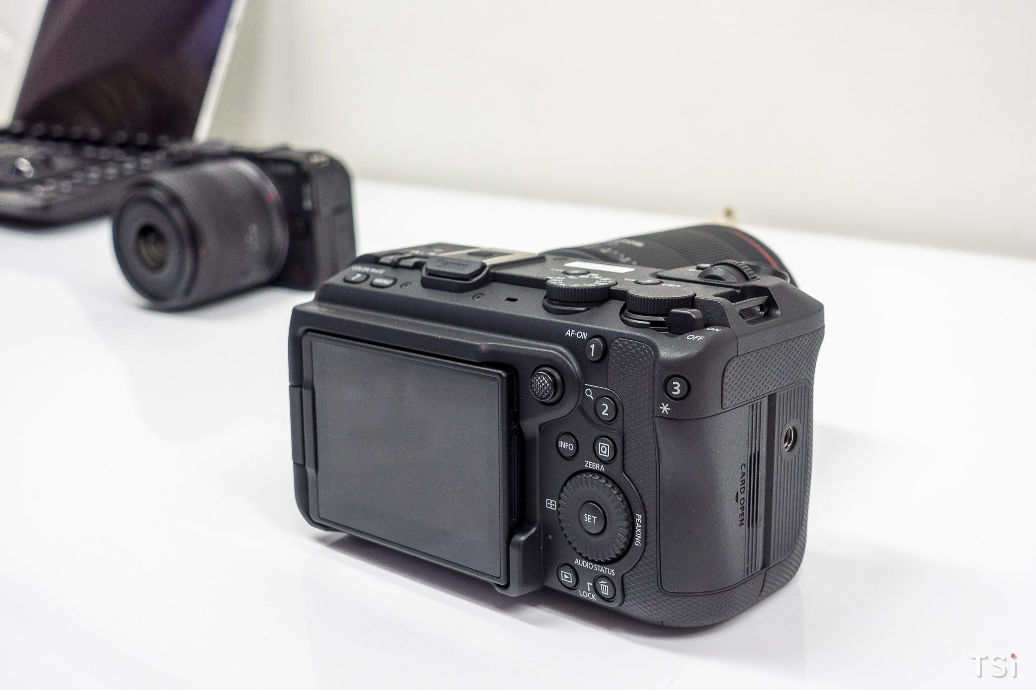 Canon ra mắt EOS R6 V cùng ống kính Power Zoom dòng L đầu tiên Canon ra mắt EOS R6 V cùng ống kính Power Zoom dòng L đầu tiên