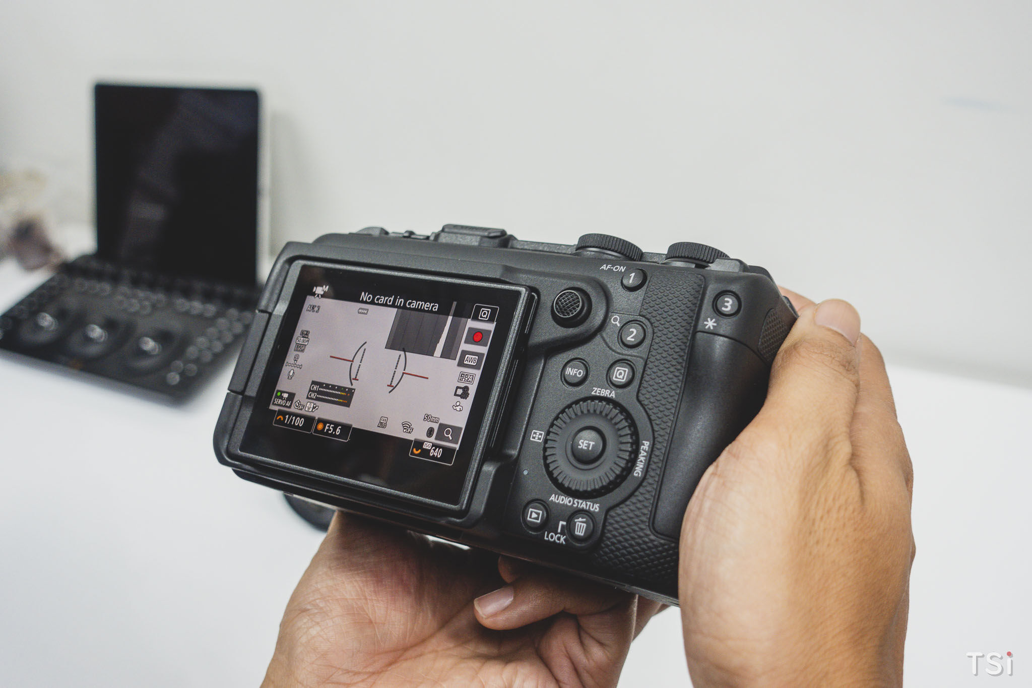 Canon ra mắt EOS R6 V cùng ống kính Power Zoom dòng L đầu tiên Canon ra mắt EOS R6 V cùng ống kính Power Zoom dòng L đầu tiên