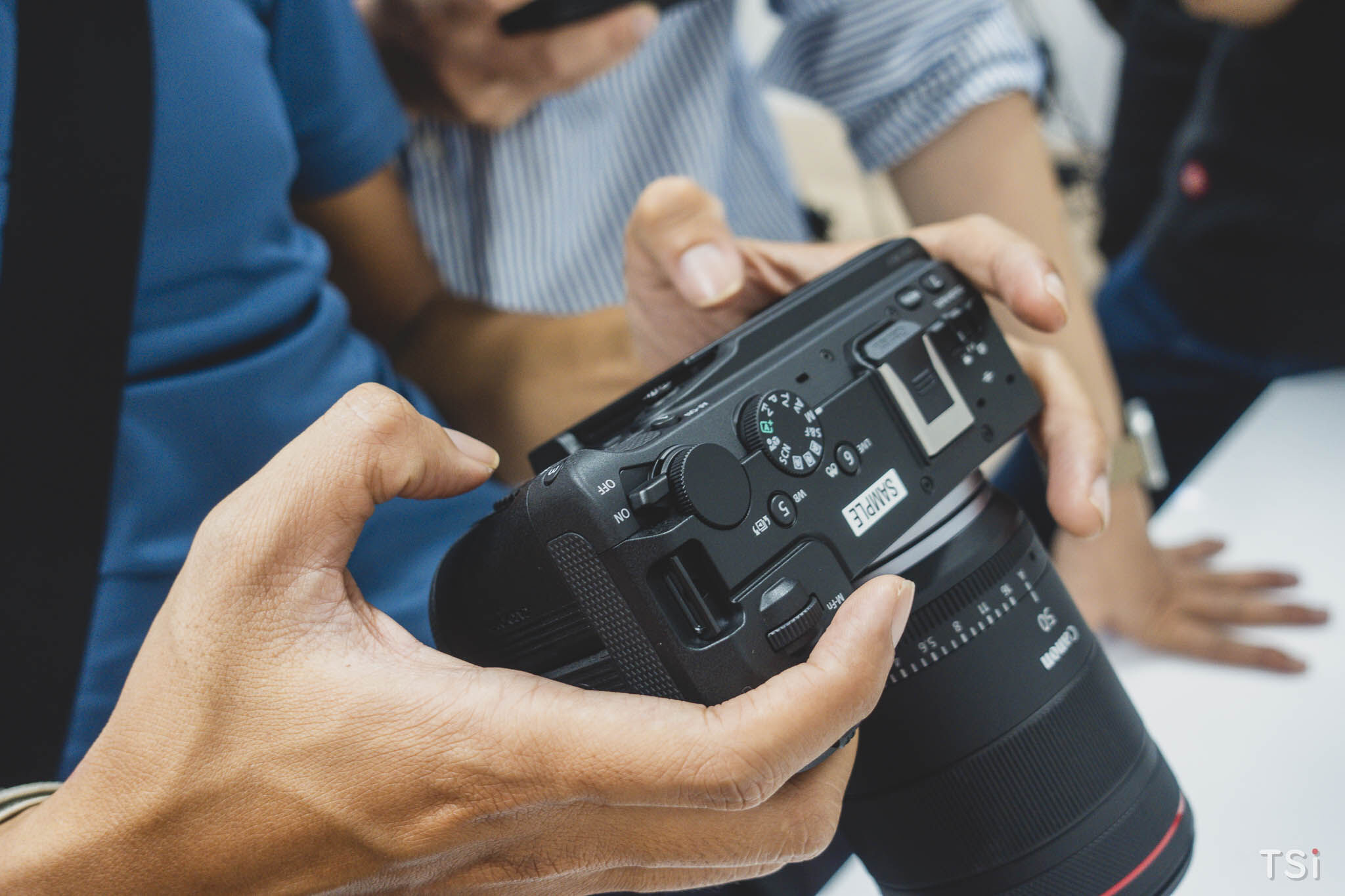 Canon ra mắt EOS R6 V cùng ống kính Power Zoom dòng L đầu tiên Canon ra mắt EOS R6 V cùng ống kính Power Zoom dòng L đầu tiên