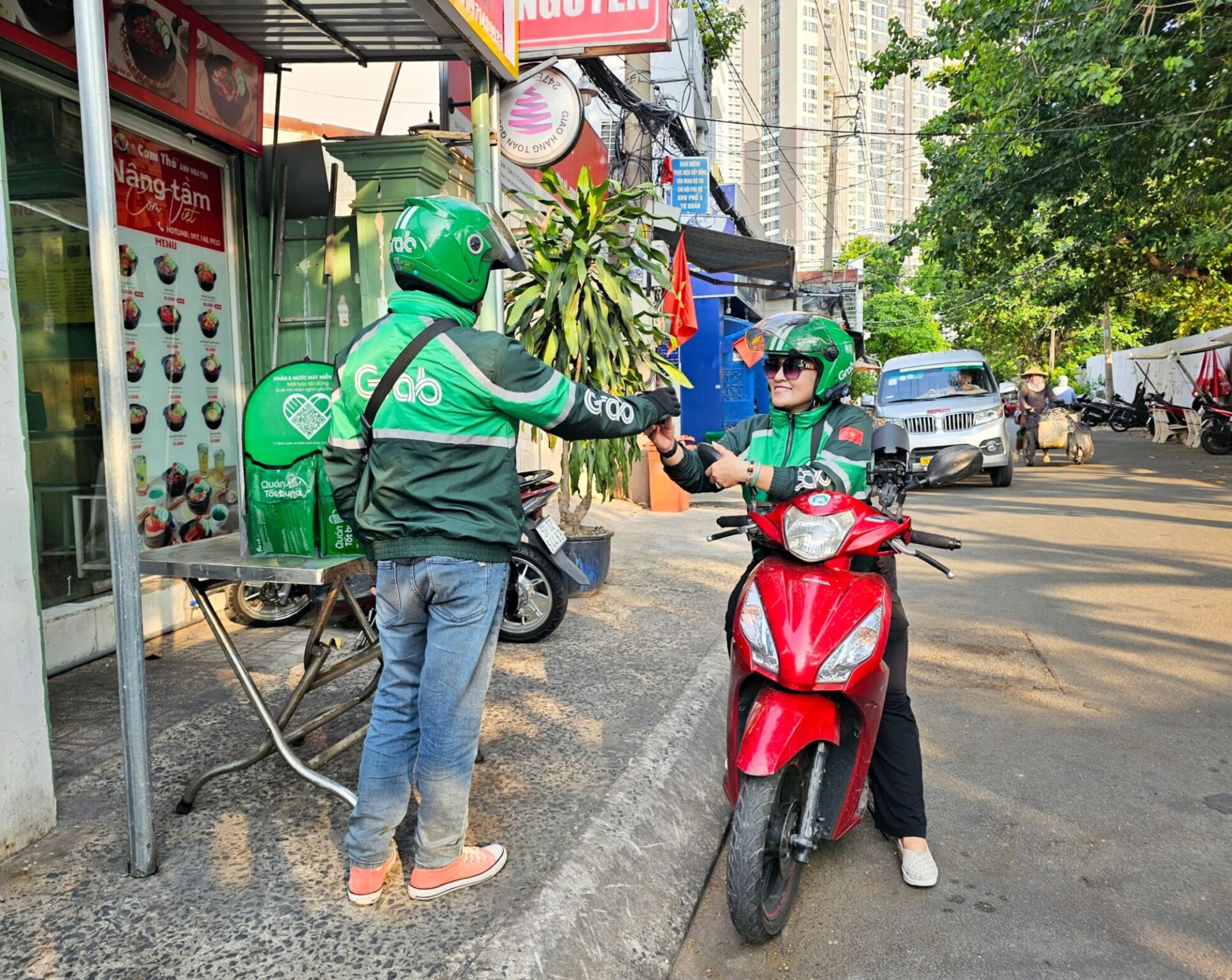 Grab triển khai chiến dịch “Quán Tốt Bụng” để tiếp sức mùa nắng nóng cho bác tài