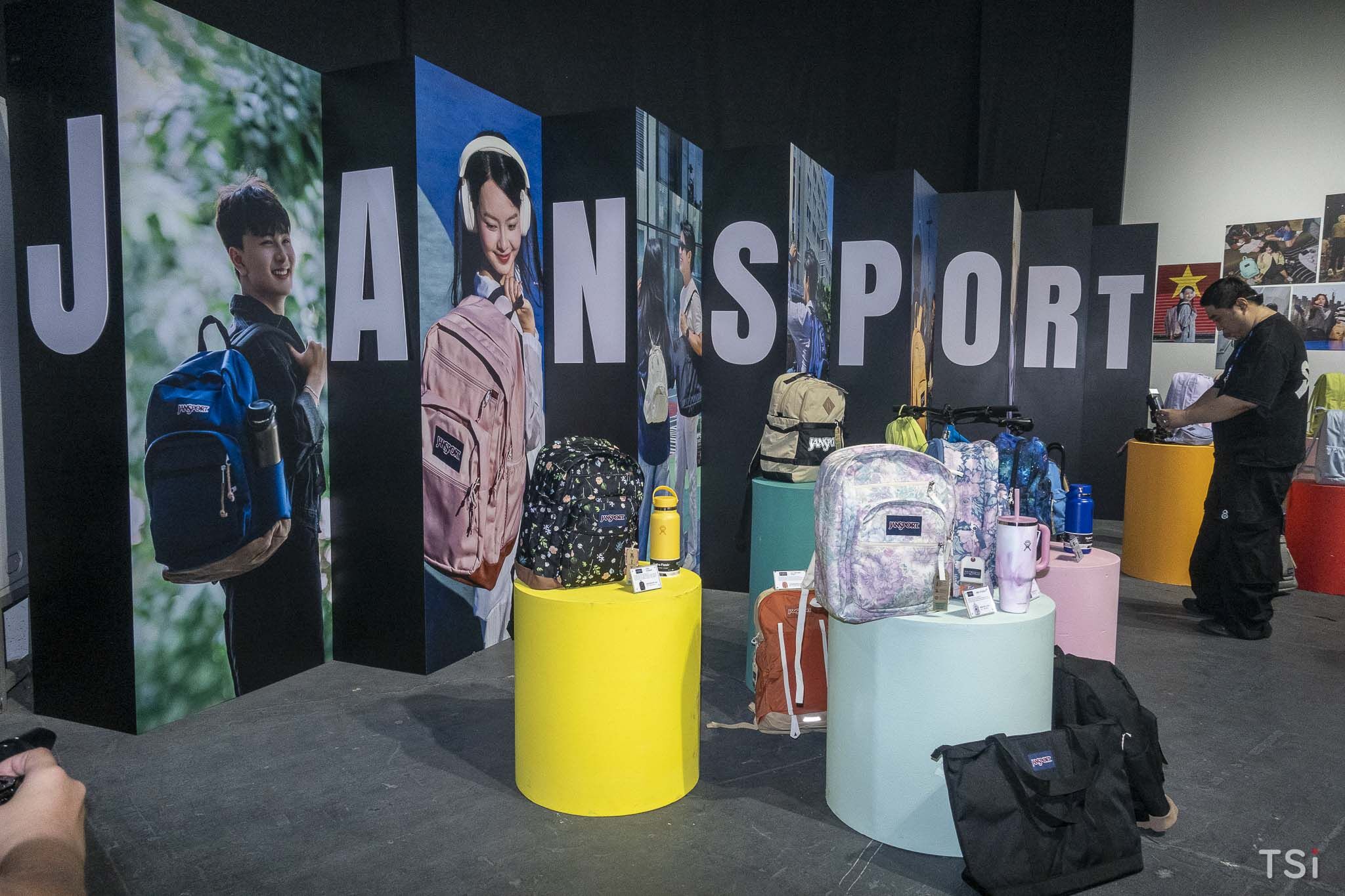 HDGroup chính thức phân phối sản phẩm JanSport và Thule tại Việt Nam HDGroup chính thức phân phối sản phẩm JanSport và Thule tại Việt Nam