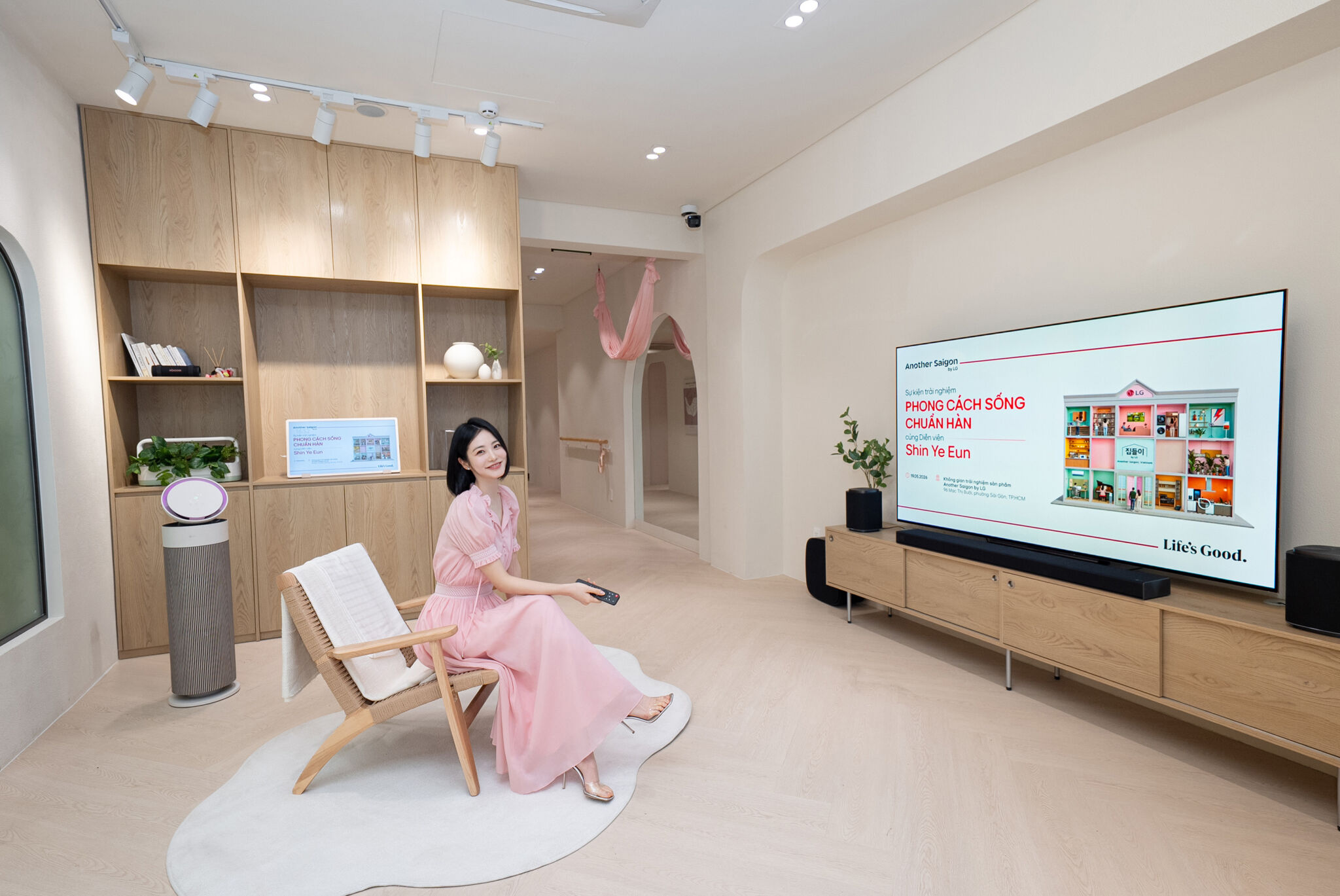 LG Electronics đưa nữ diễn viên Shin Ye Eun đến Việt Nam, khởi động chiến dịch “Chọn K-Tech, Sống Chuẩn Hàn” LG Electronics đưa nữ diễn viên Shin Ye Eun đến Việt Nam, khởi động chiến dịch “Chọn K-Tech, Sống Chuẩn Hàn”