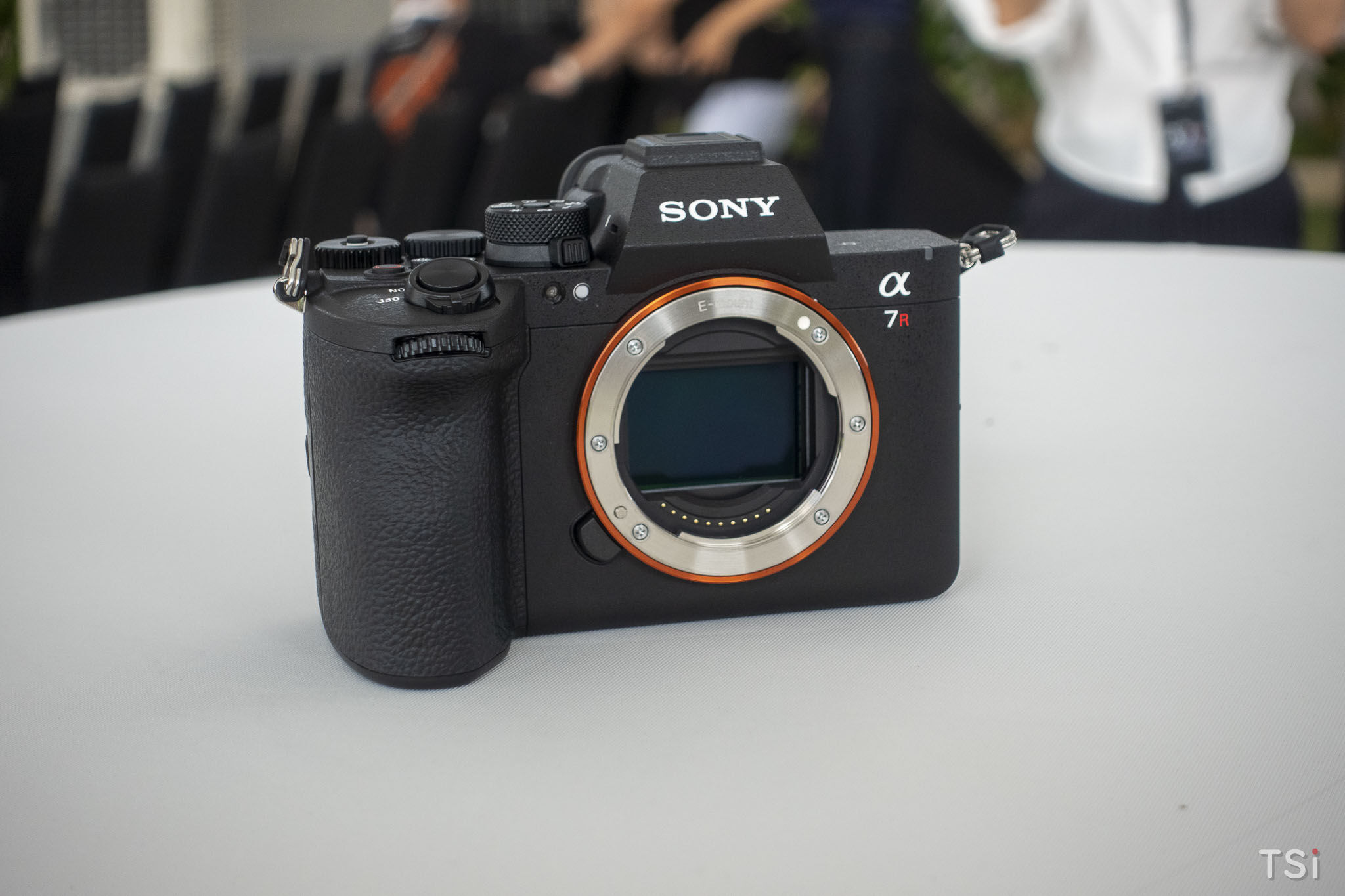 Sony ra mắt Alpha 7R VI và ống kính FE 100-400mm F4.5 GM OSS