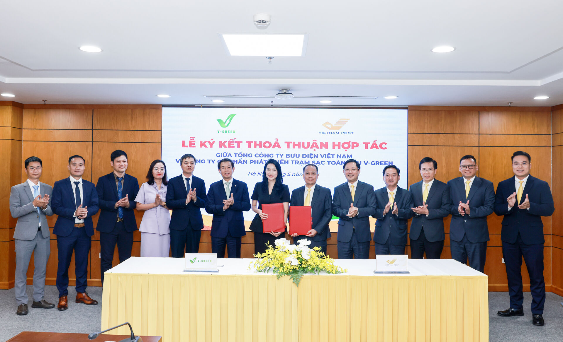 V-Green hợp tác Vietnam Post triển khai hơn 16.000 tủ đổi pin và 2.000 trụ sạc xe điện trên toàn quốc