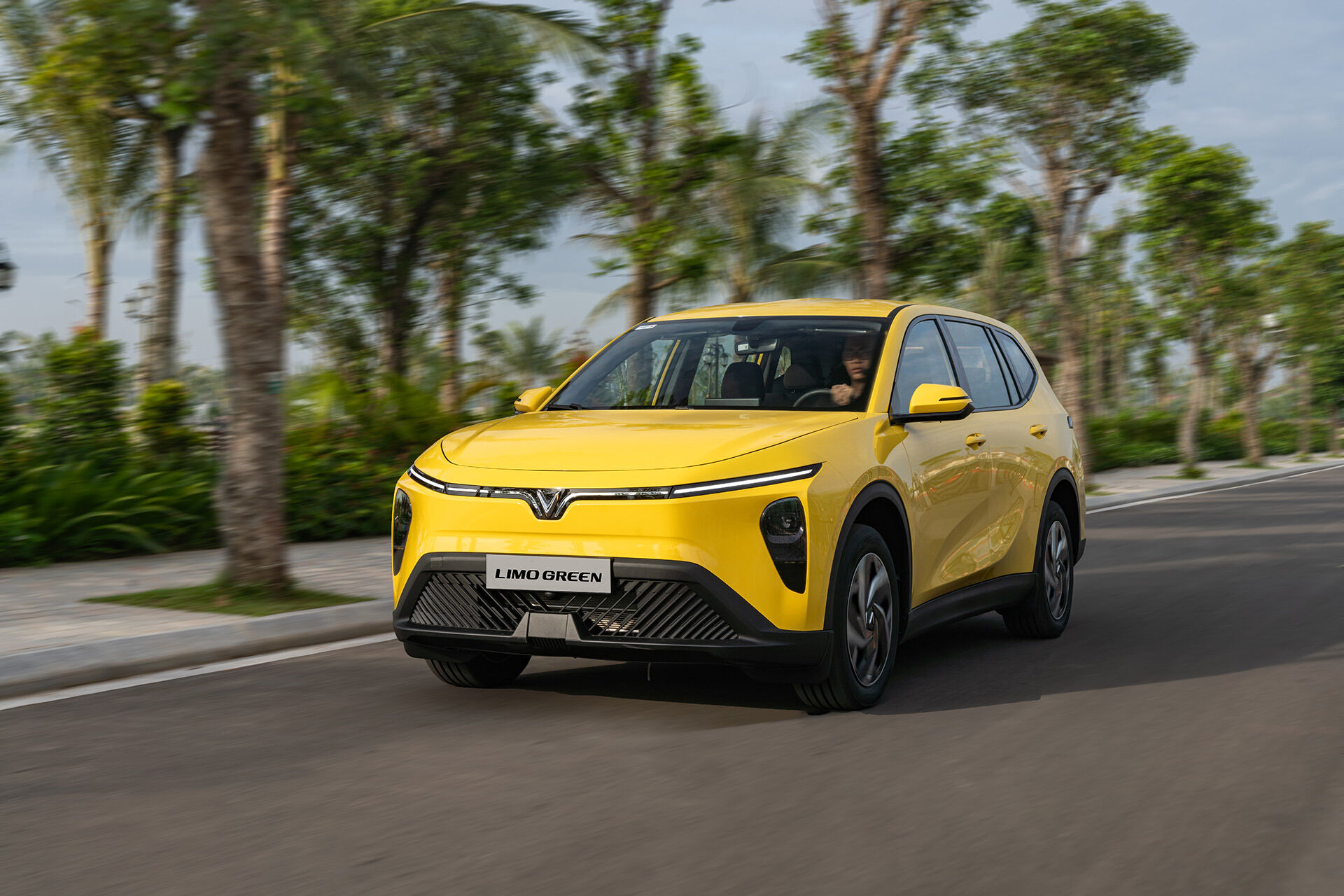 VinFast bán ra 24.774 xe ô tô điện trong tháng 4 - dẫn đầu thị trường Việt Nam 19 tháng liên tiếp