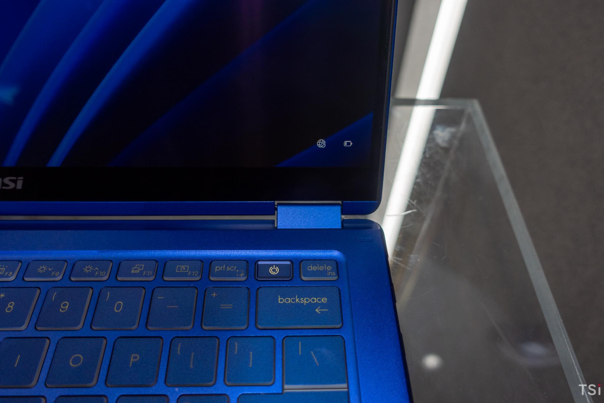 MSI Prestige 14 Flip AI+ Vincent van Gogh Edition