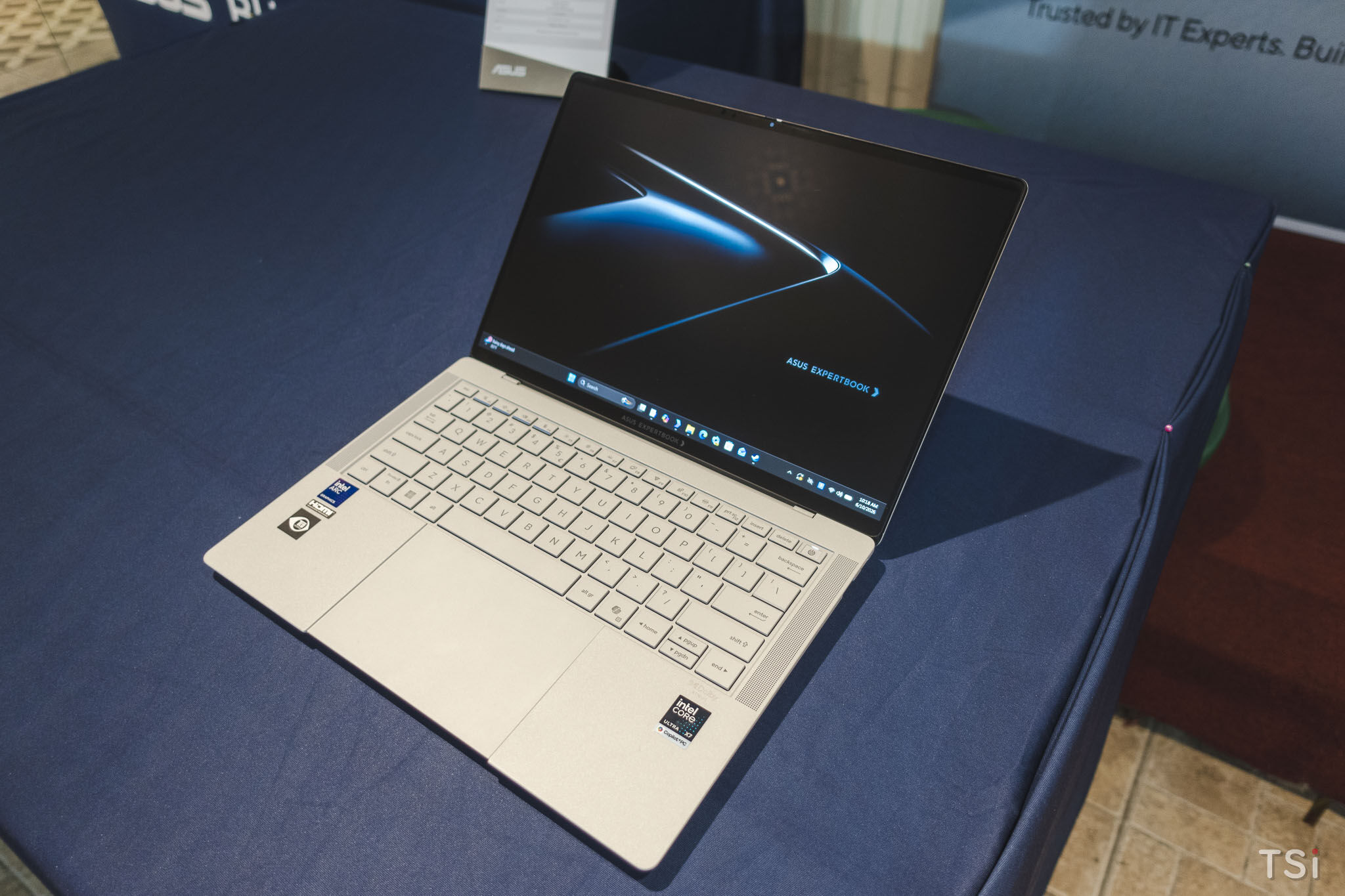 ASUS ExpertBook Ultra giá 100 triệu: định nghĩa lại laptop doanh nghiệp cao cấp?