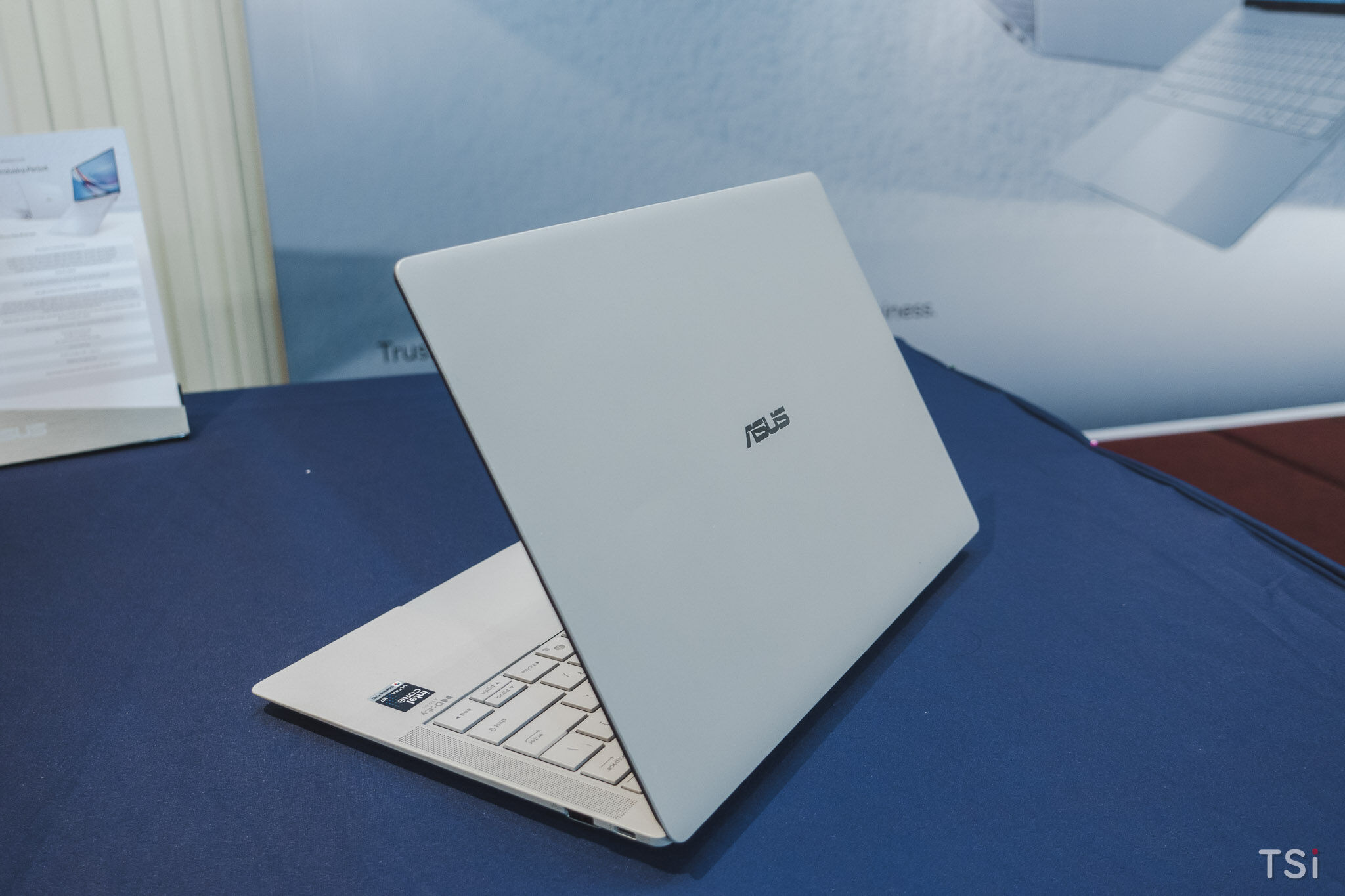 ASUS ExpertBook Ultra giá 100 triệu: định nghĩa lại laptop doanh nghiệp cao cấp?