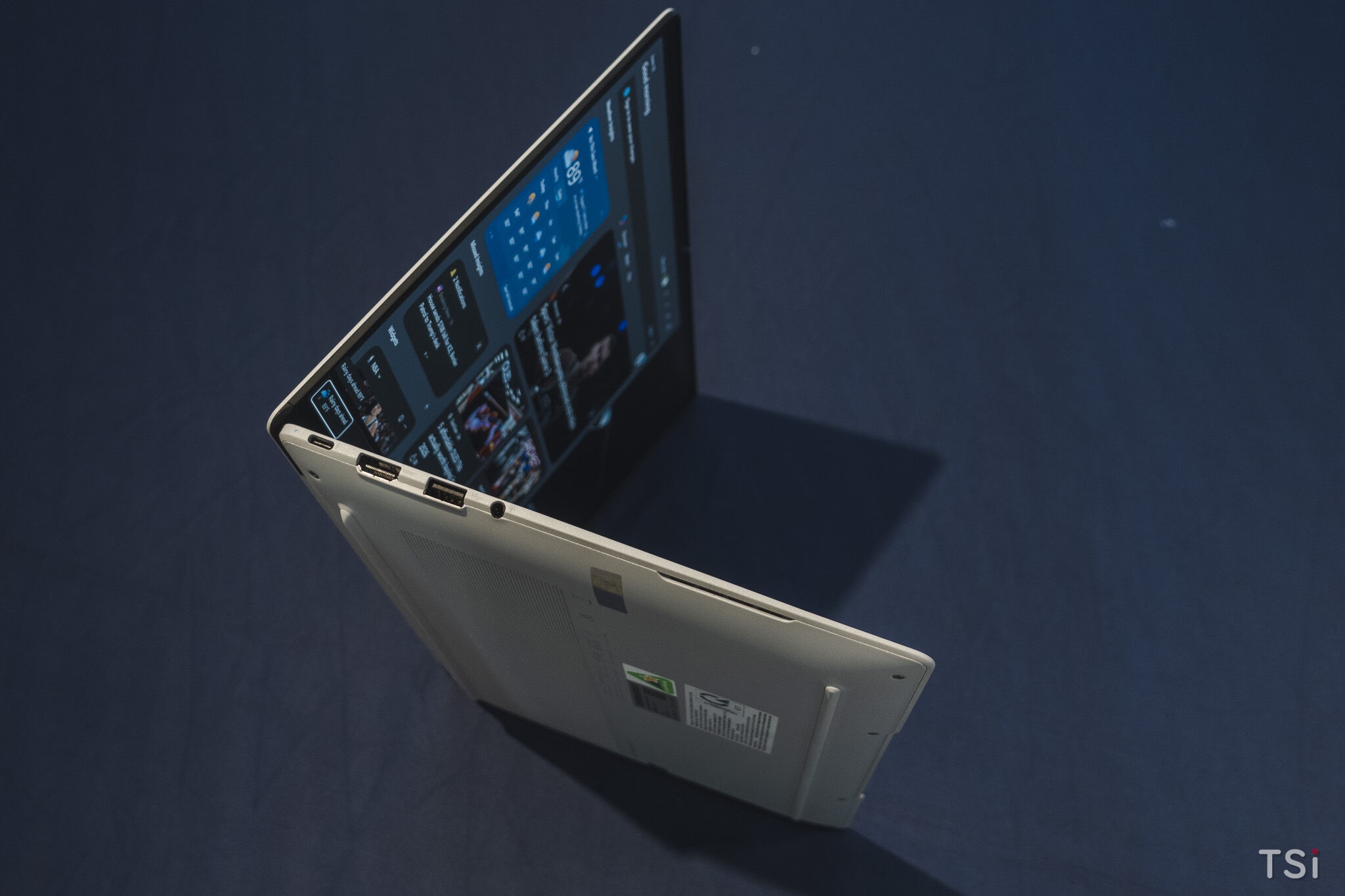 ASUS ExpertBook Ultra giá 100 triệu: định nghĩa lại laptop doanh nghiệp cao cấp?