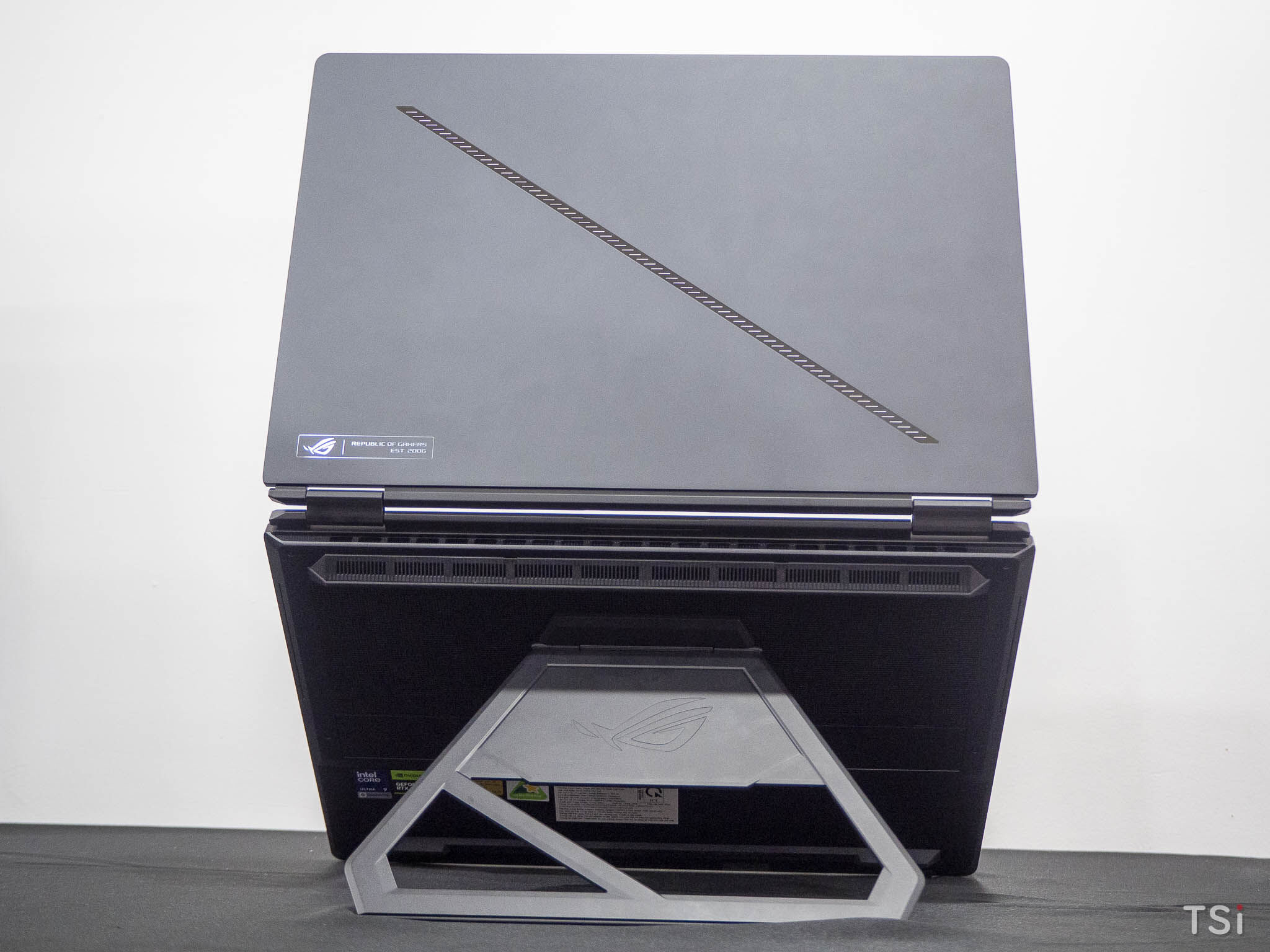 ASUS ROG ra mắt ROG Zephyrus Duo, Zephyrus G14 và G16, giá từ 74 triệu đồng ASUS ROG ra mắt ROG Zephyrus Duo, Zephyrus G14 và G16, giá từ 74 triệu đồng
