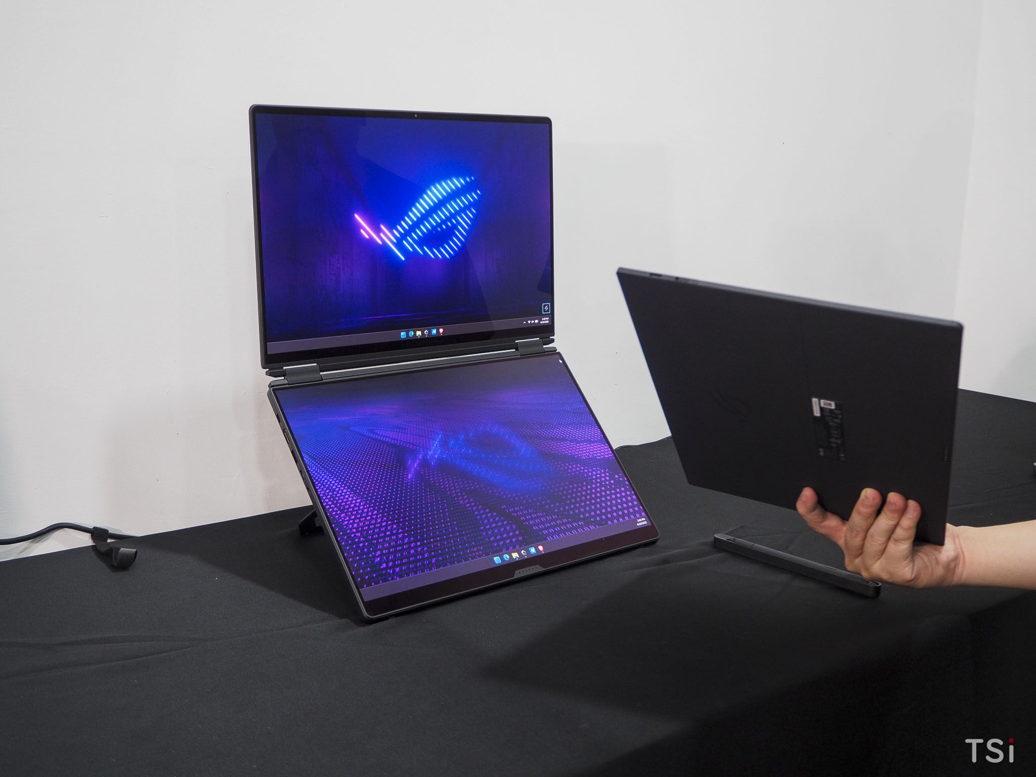 ASUS ROG ra mắt ROG Zephyrus Duo, Zephyrus G14 và G16, giá từ 74 triệu đồng ASUS ROG ra mắt ROG Zephyrus Duo, Zephyrus G14 và G16, giá từ 74 triệu đồng