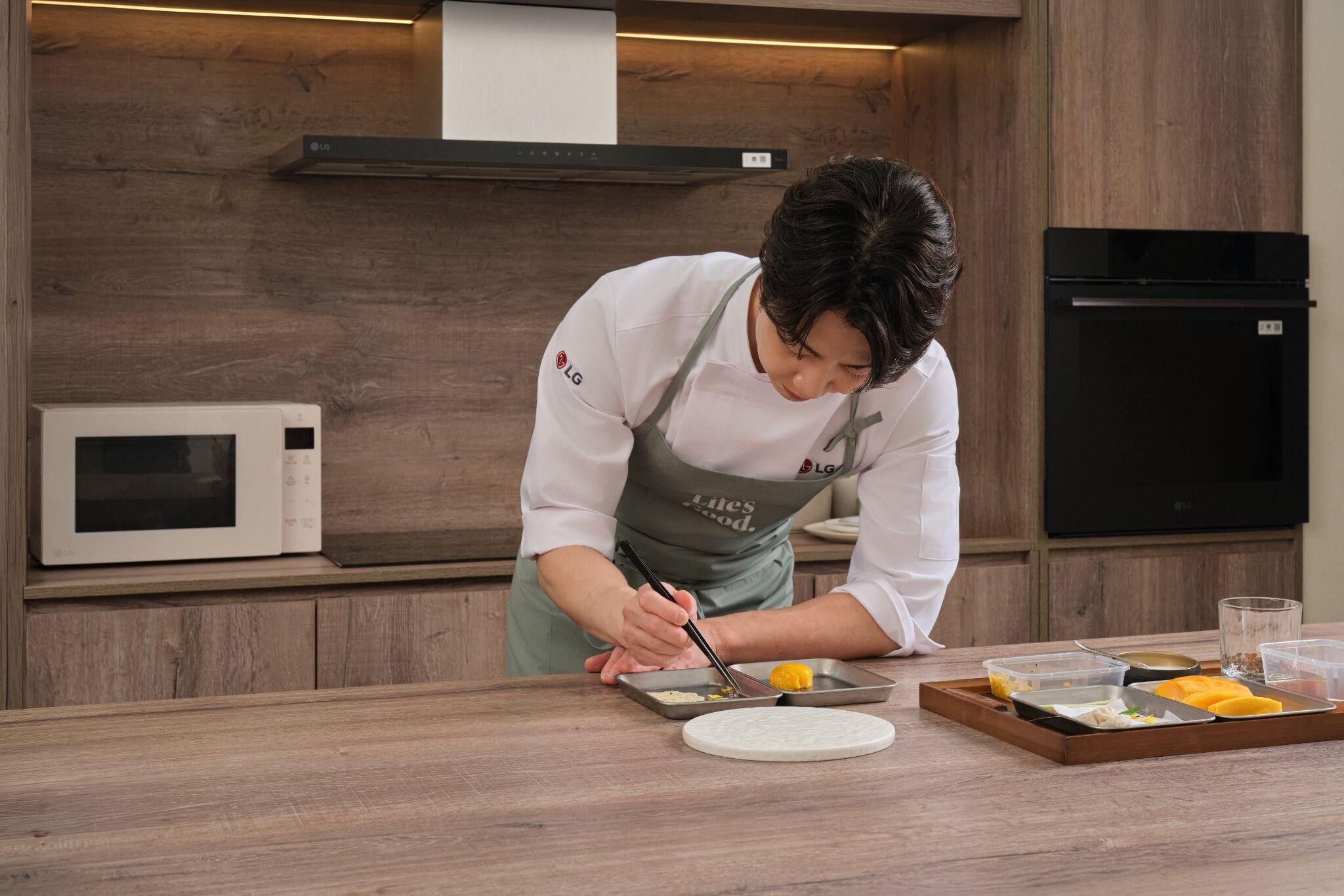 Bếp trưởng hai nhà hàng đạt sao Michelin định chuẩn gian bếp gia đình tại Another Saigon by LG Bếp trưởng hai nhà hàng đạt sao Michelin định chuẩn gian bếp gia đình tại Another Saigon by LG