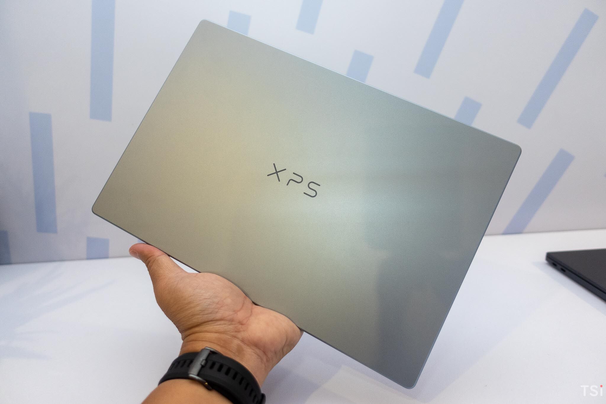 [Computex 2026] - Dell XPS 13 mới có trọng lượng nhẹ hơn Macbook Neo