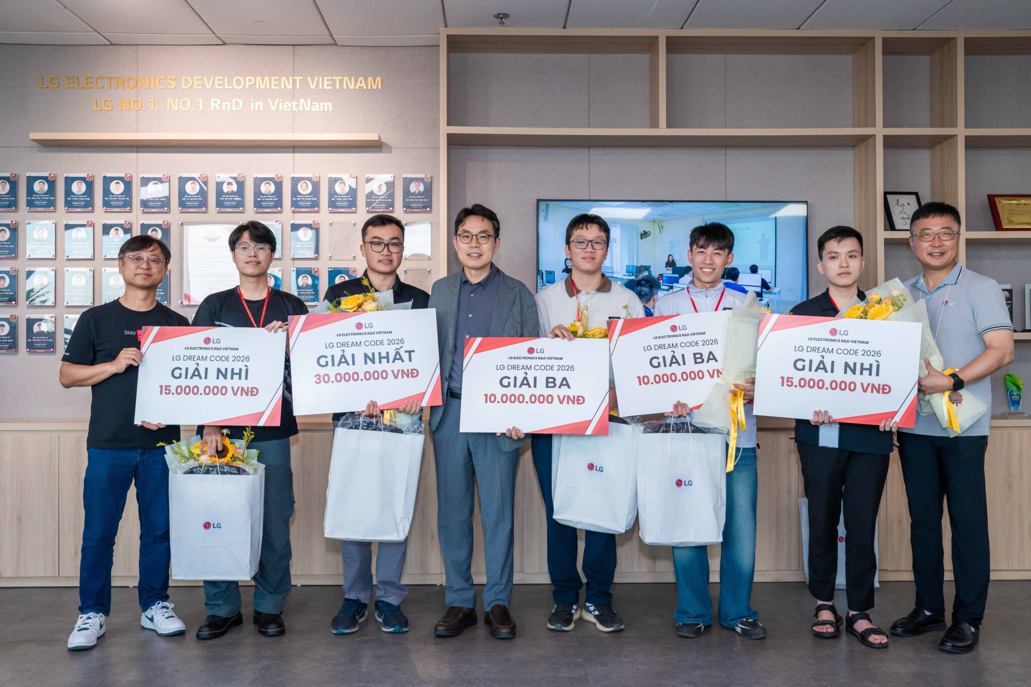 LG Electronics kỷ niệm 10 năm nghiên cứu và phát triển phần mềm ô tô tại Việt Nam