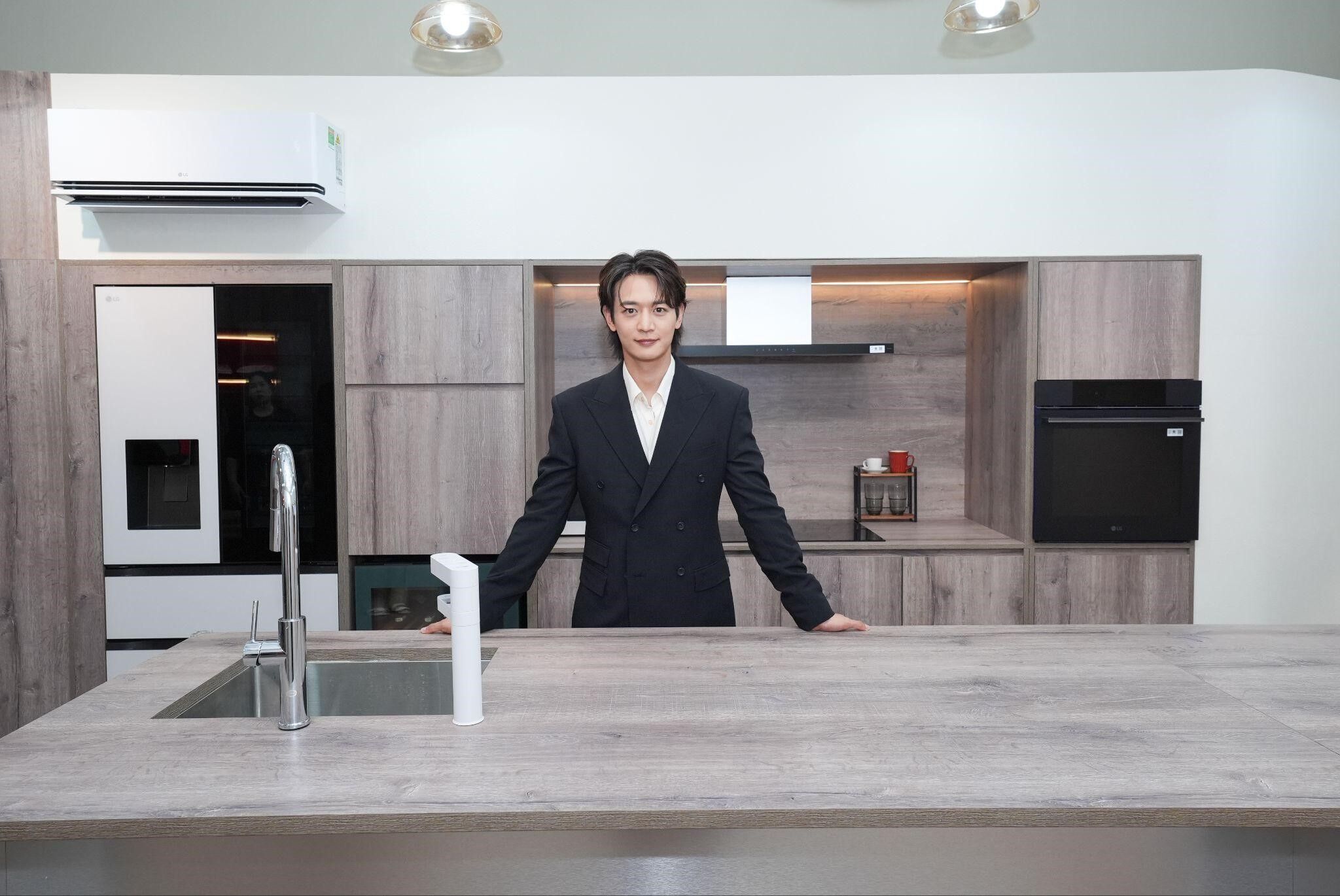 MINHO (SHINee) cùng LG Electronics Việt Nam đưa nhịp sống Seoul năng động về giữa lòng Sài Gòn MINHO (SHINee) cùng LG Electronics Việt Nam đưa nhịp sống Seoul năng động về giữa lòng Sài Gòn