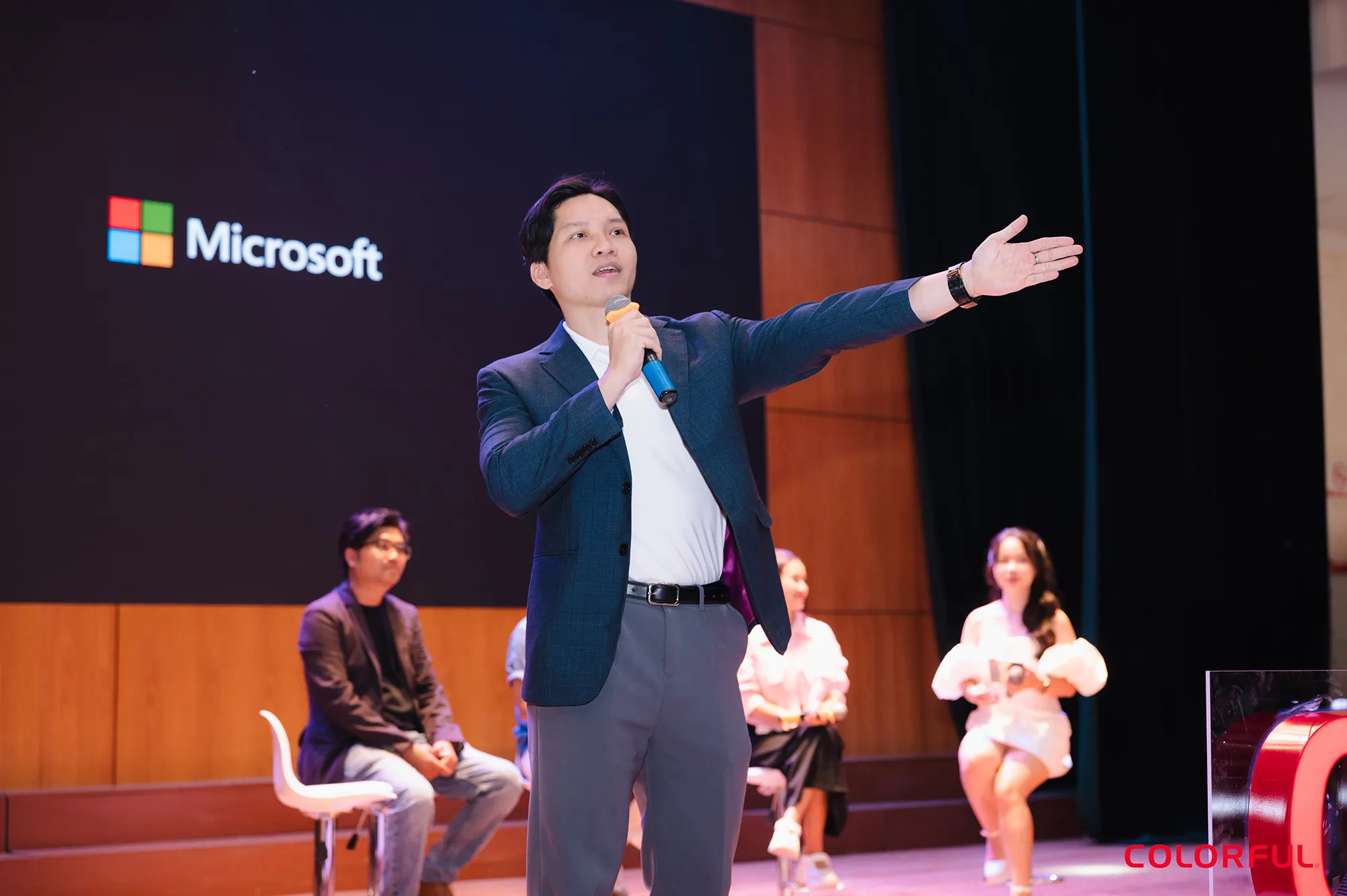 Hơn 200 sinh viên Đại học Giao thông Vận tải bùng nổ cùng sự kiện của COLORFUL và Microsoft Hơn 200 sinh viên Đại học Giao thông Vận tải bùng nổ cùng sự kiện của COLORFUL và Microsoft