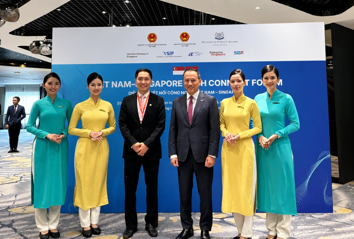 Vietnam Airlines và Ant International thiết lập quan hệ hợp tác chiến lược Vietnam Airlines và Ant International thiết lập quan hệ hợp tác chiến lược: Nền tảng 2C2P by Antom hỗ trợ các phương thức thanh toán cho Vietnam Airlines tại khu vực Châu Á - Thái Bình Dương