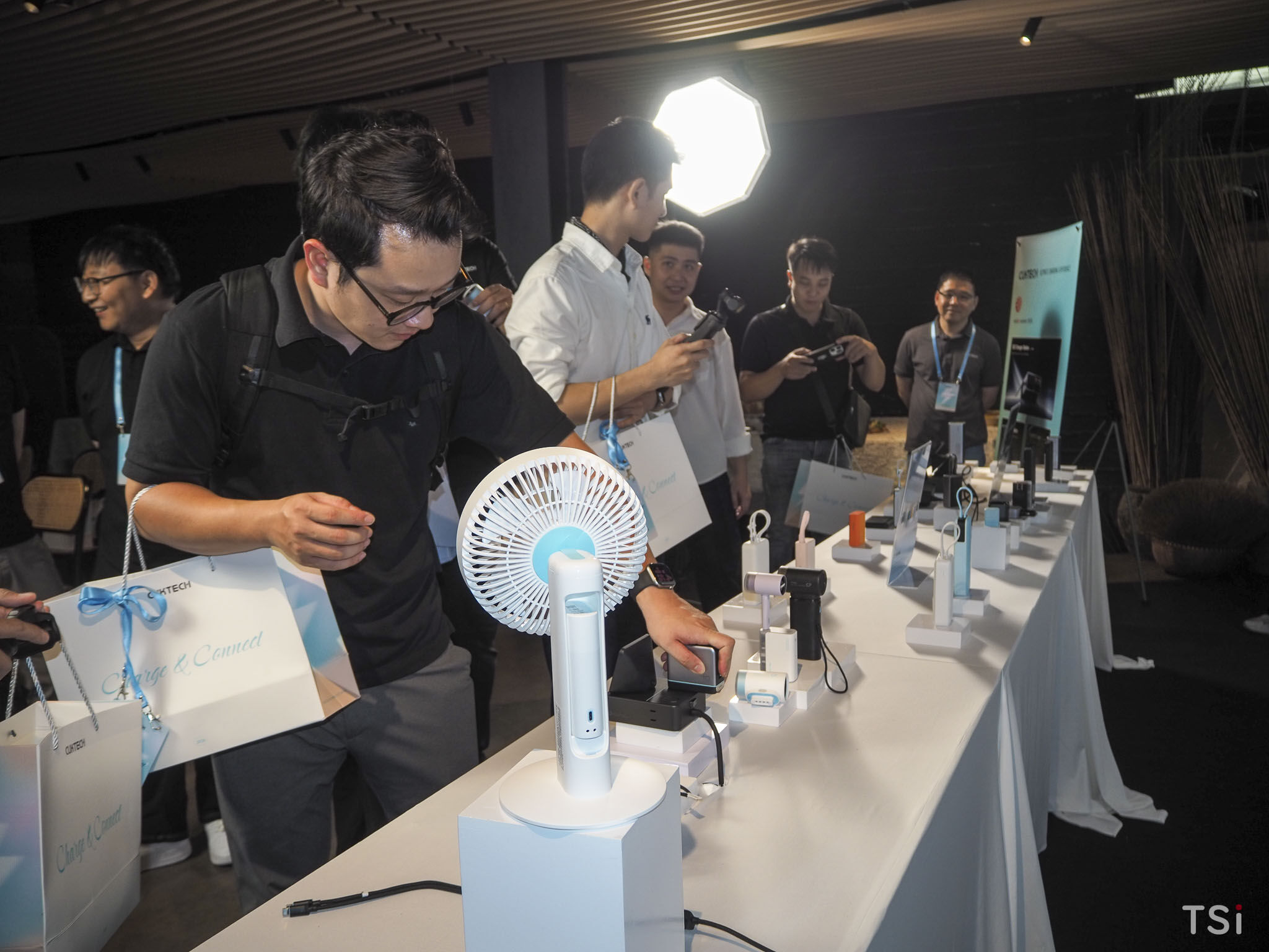 CUKTECH tổ chức sự kiện “Charge & Connect” đánh dấu vị trí trong thị trường công nghệ Việt Nam CUKTECH tổ chức sự kiện “Charge & Connect” đánh dấu vị trí trong thị trường công nghệ Việt Nam