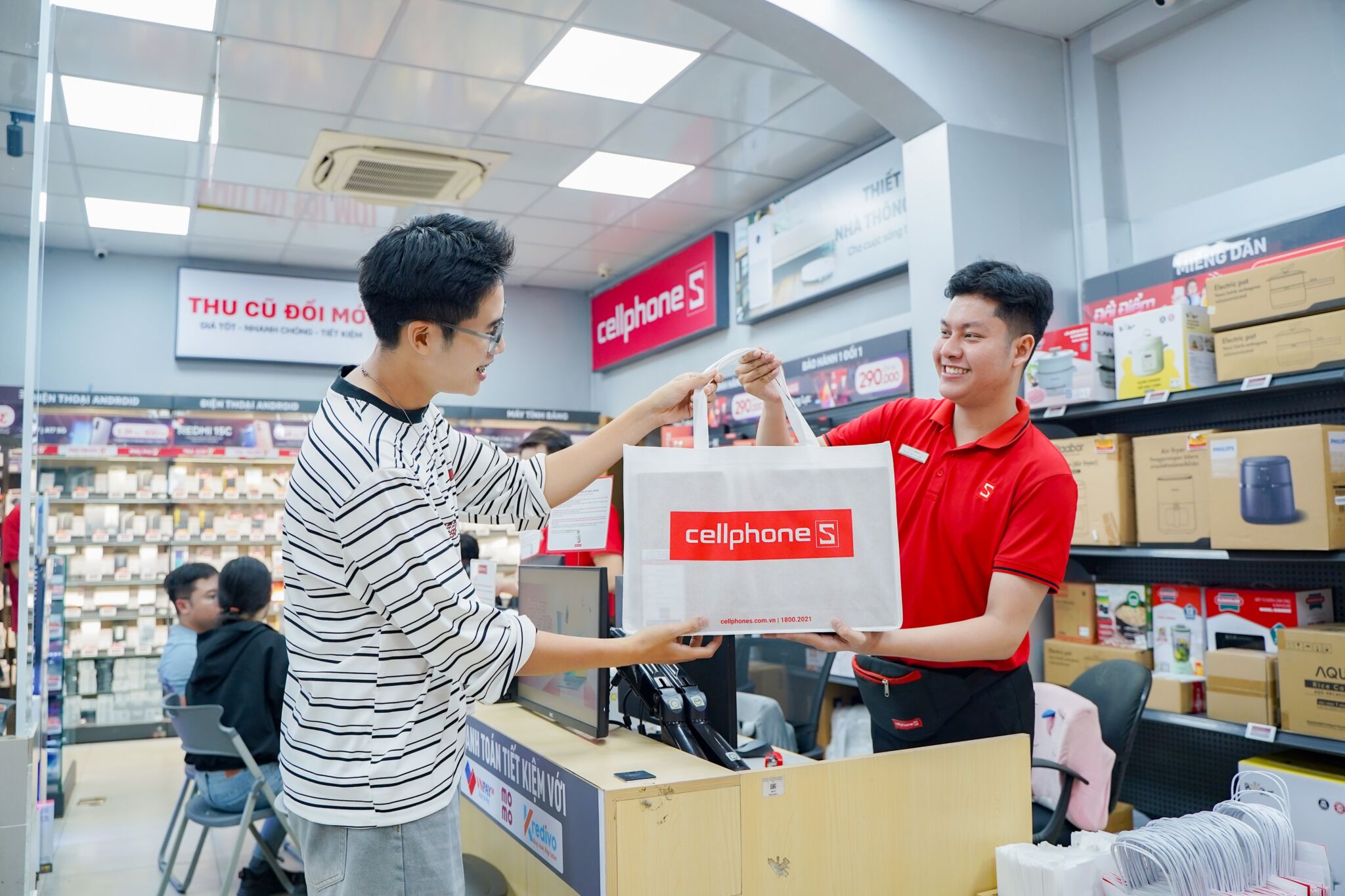 Học sinh đổi điểm THPT nhận voucher giảm đến 3 triệu, ưu đãi khủng mua sắm mùa nhập học tại CellphoneS