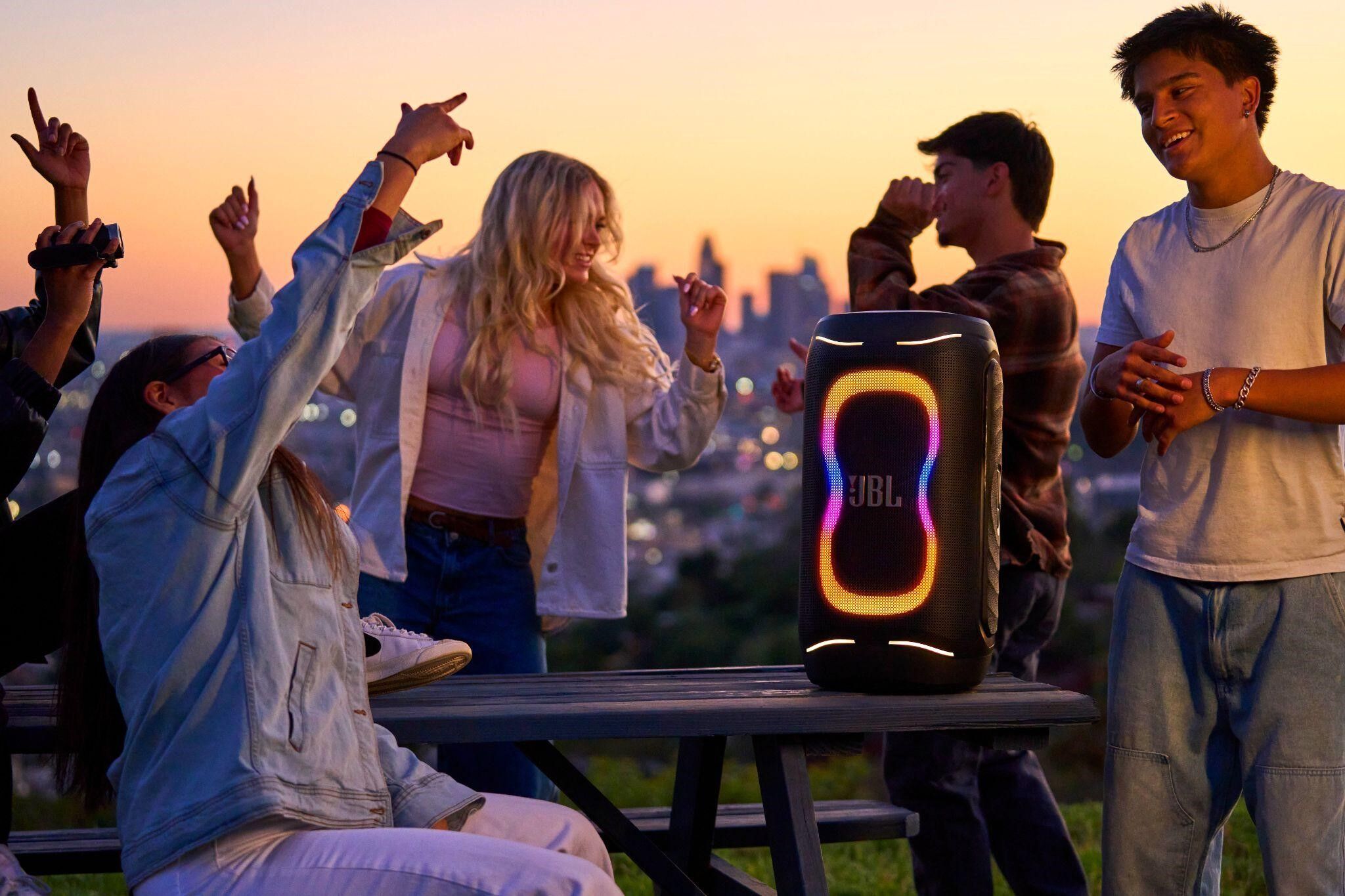 Khuấy động mọi cuộc vui cùng JBL PartyBox 330 và PartyBox 130