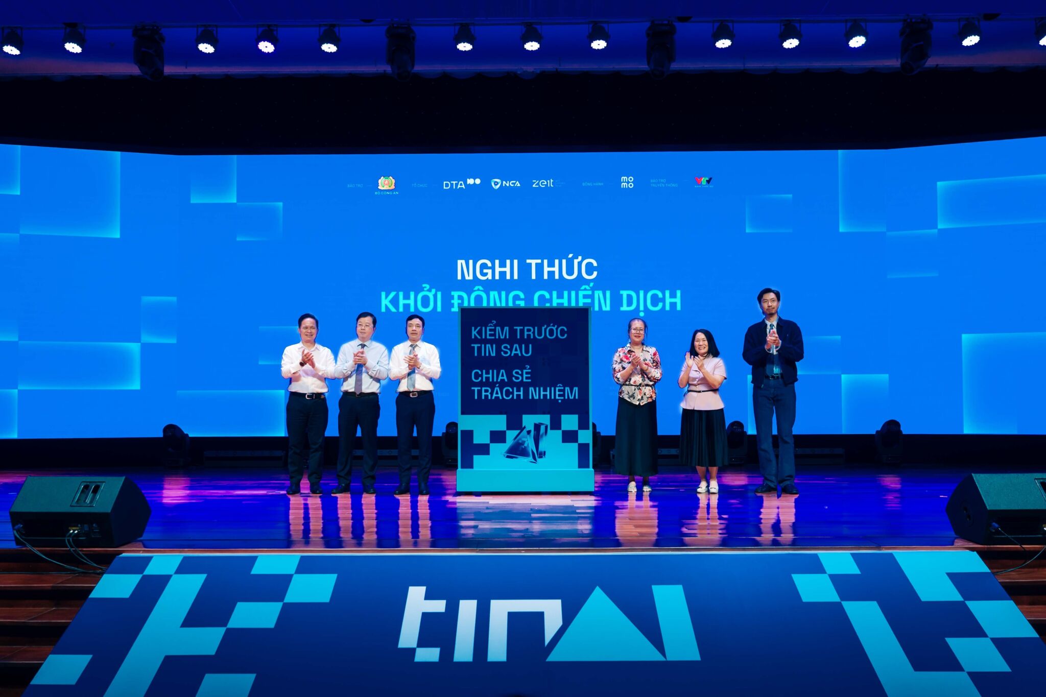 MoMo đồng hành cùng các cơ quan chính phủ xây dựng phản xạ "Kiểm trước tin sau": Bước đi chiến lược của trợ thủ tài chính chủ động bảo vệ người dùng số MoMo đồng hành cùng các cơ quan chính phủ xây dựng phản xạ "Kiểm trước tin sau": Bước đi chiến lược của trợ thủ tài chính chủ động bảo vệ người dùng số
