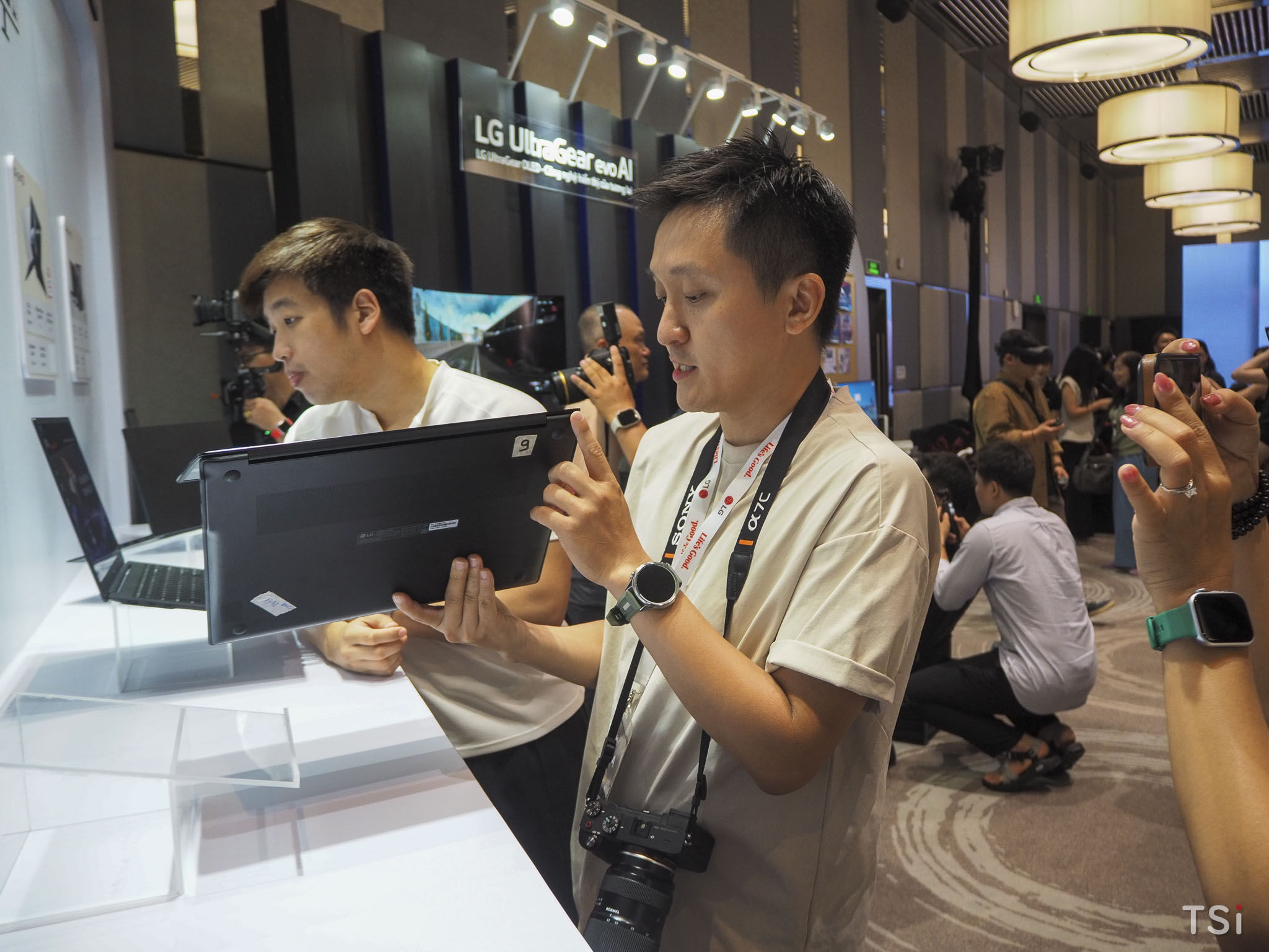 LG ra mắt thế hệ laptop LG gram AI 2026: Mỏng nhẹ tinh tế, bứt phá hiệu năng với Dual AI và chất liệu Aerominum hoàn toàn mới LG ra mắt thế hệ laptop LG gram AI 2026: Mỏng nhẹ tinh tế, bứt phá hiệu năng với Dual AI và chất liệu Aerominum hoàn toàn mới