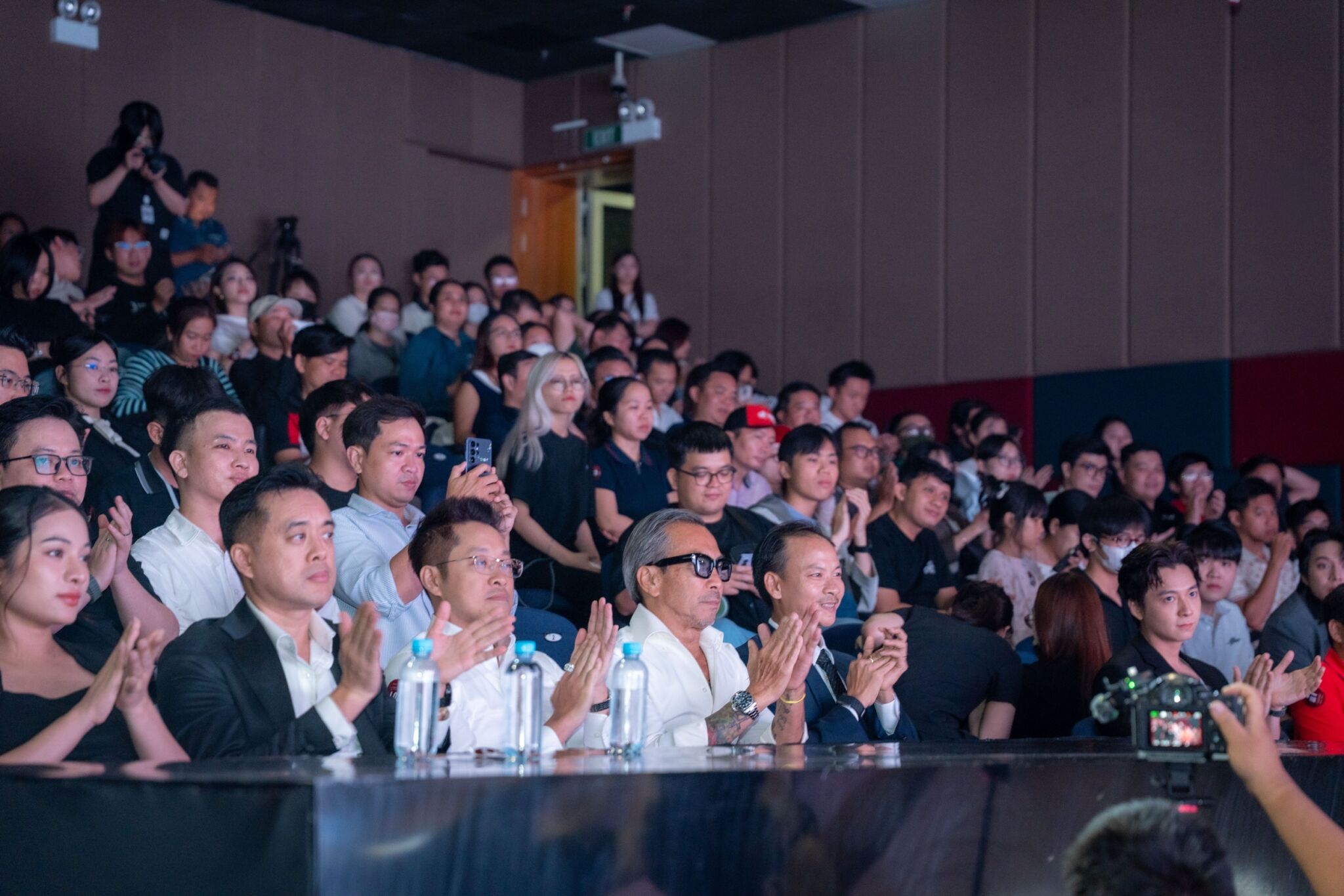 Di Động Việt mang “fashion - tech show” đến đêm Countdown mở bán Galaxy gập mới Di Động Việt mang “fashion - tech show” đến đêm Countdown mở bán Galaxy gập mới