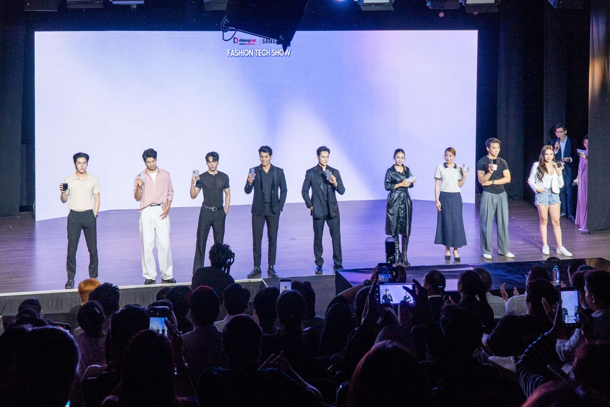 Di Động Việt mang “fashion - tech show” đến đêm Countdown mở bán Galaxy gập mới Di Động Việt mang “fashion - tech show” đến đêm Countdown mở bán Galaxy gập mới