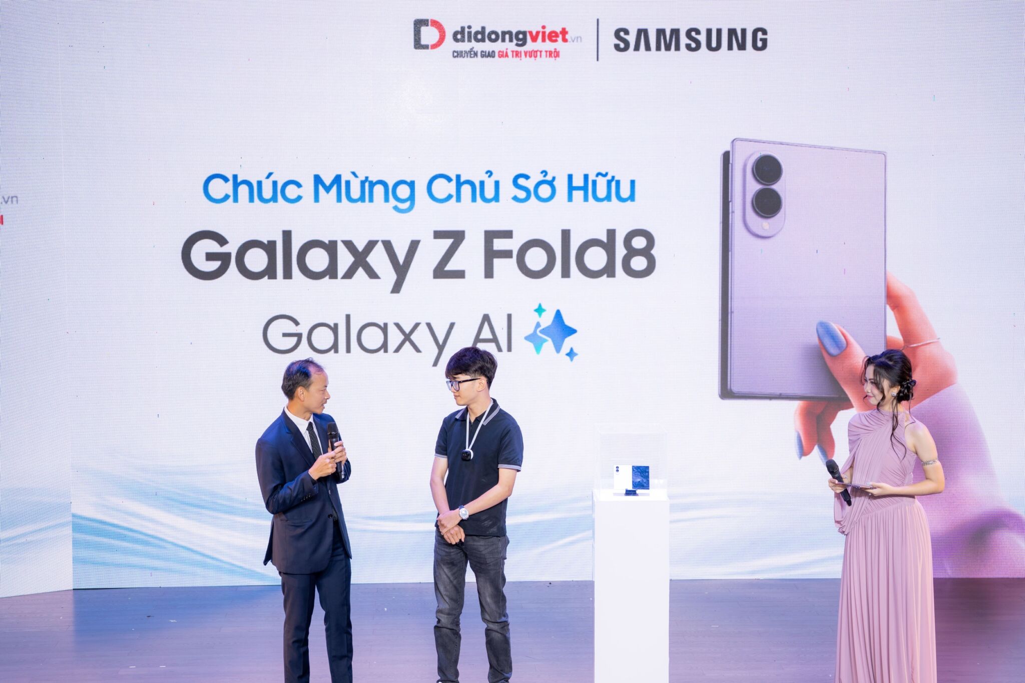 Di Động Việt mang “fashion - tech show” đến đêm Countdown mở bán Galaxy gập mới Di Động Việt mang “fashion - tech show” đến đêm Countdown mở bán Galaxy gập mới