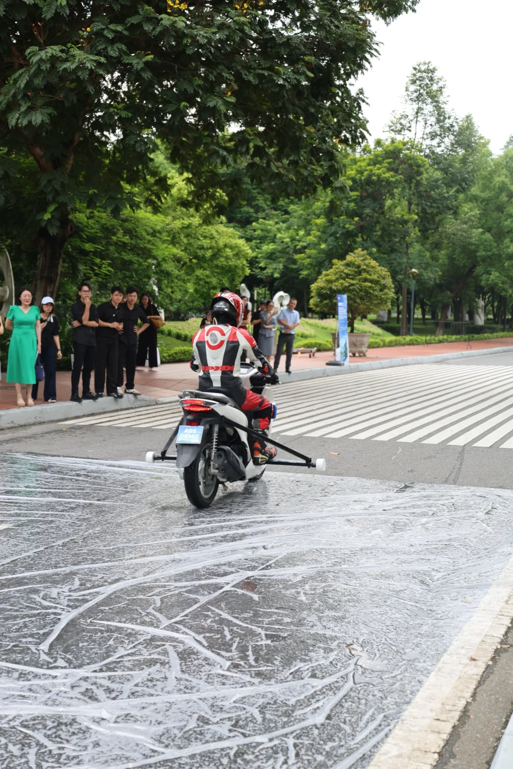 Điều gì xảy ra trong một phần giây khi người đi xe mô tô phanh gấp? Điều gì xảy ra trong một phần giây khi người đi xe mô tô phanh gấp?