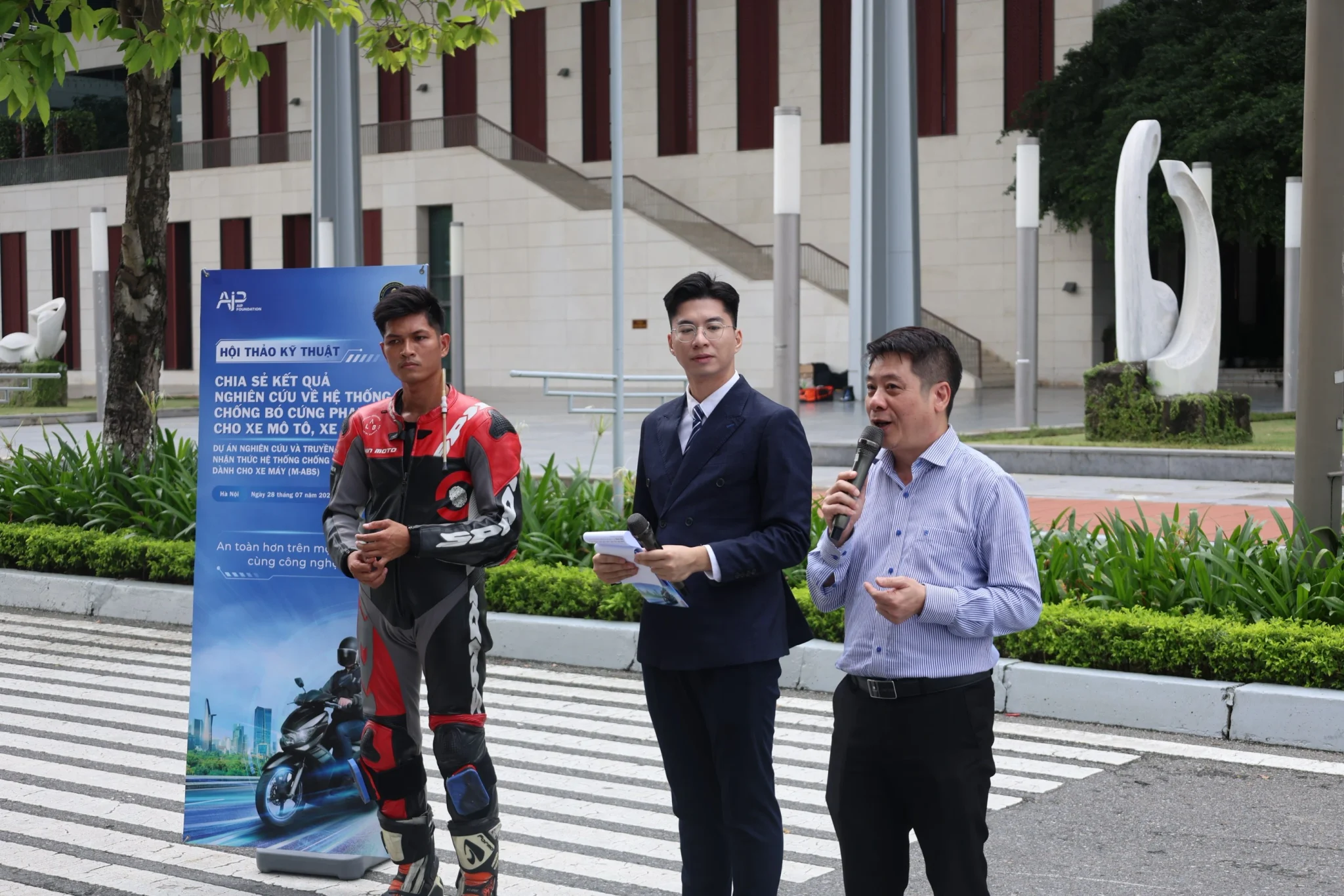 Điều gì xảy ra trong một phần giây khi người đi xe mô tô phanh gấp? Điều gì xảy ra trong một phần giây khi người đi xe mô tô phanh gấp?