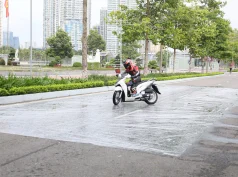 Điều gì xảy ra trong một phần giây khi người đi xe mô tô phanh gấp?