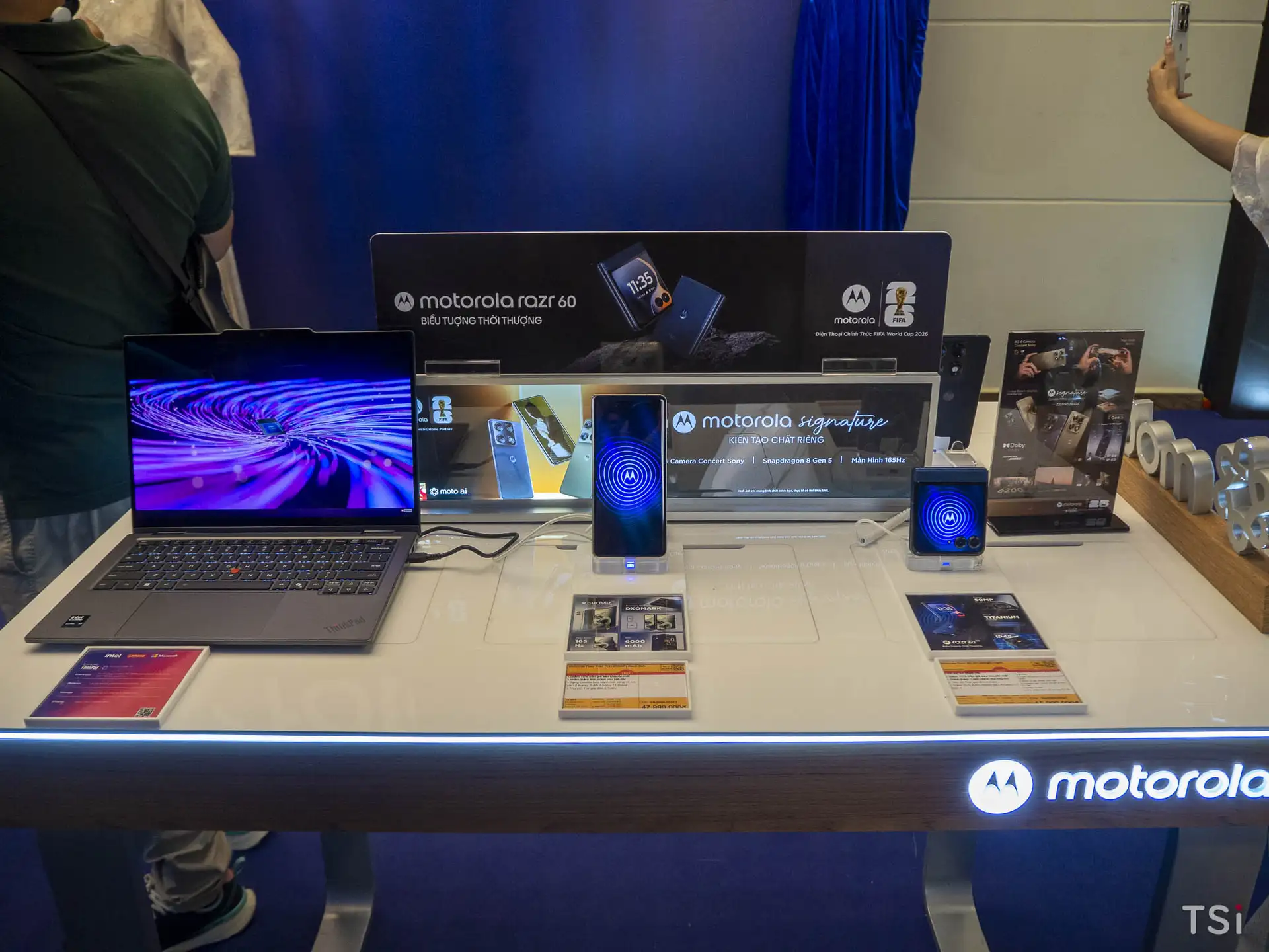 Motorola ra mắt razr fold tại Việt Nam: chuẩn mực mới cho giải trí và hiệu suất làm việc Motorola ra mắt razr fold tại Việt Nam: chuẩn mực mới cho giải trí và hiệu suất làm việc