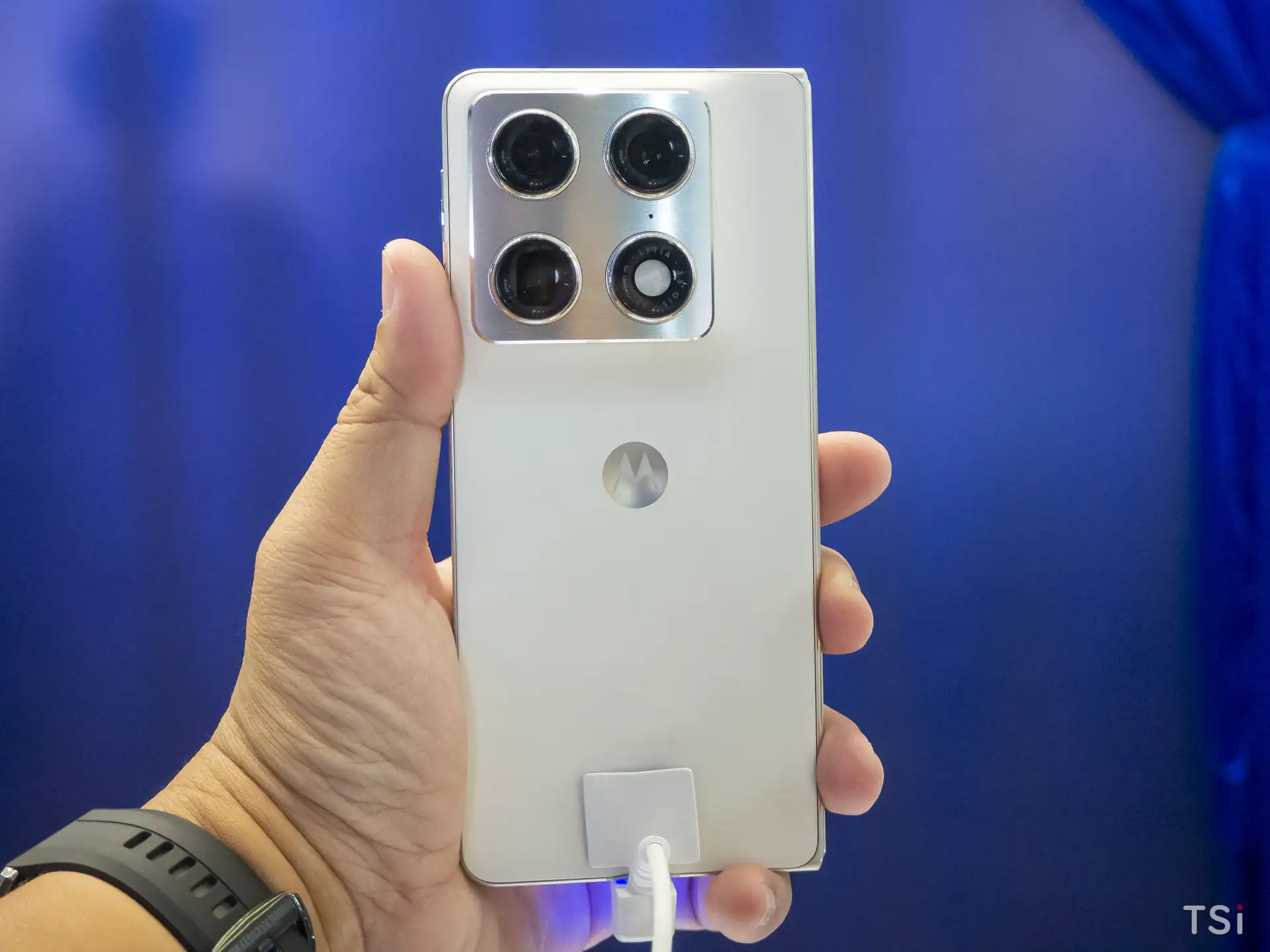 Motorola ra mắt razr fold tại Việt Nam: chuẩn mực mới cho giải trí và hiệu suất làm việc Motorola ra mắt razr fold tại Việt Nam: chuẩn mực mới cho giải trí và hiệu suất làm việc