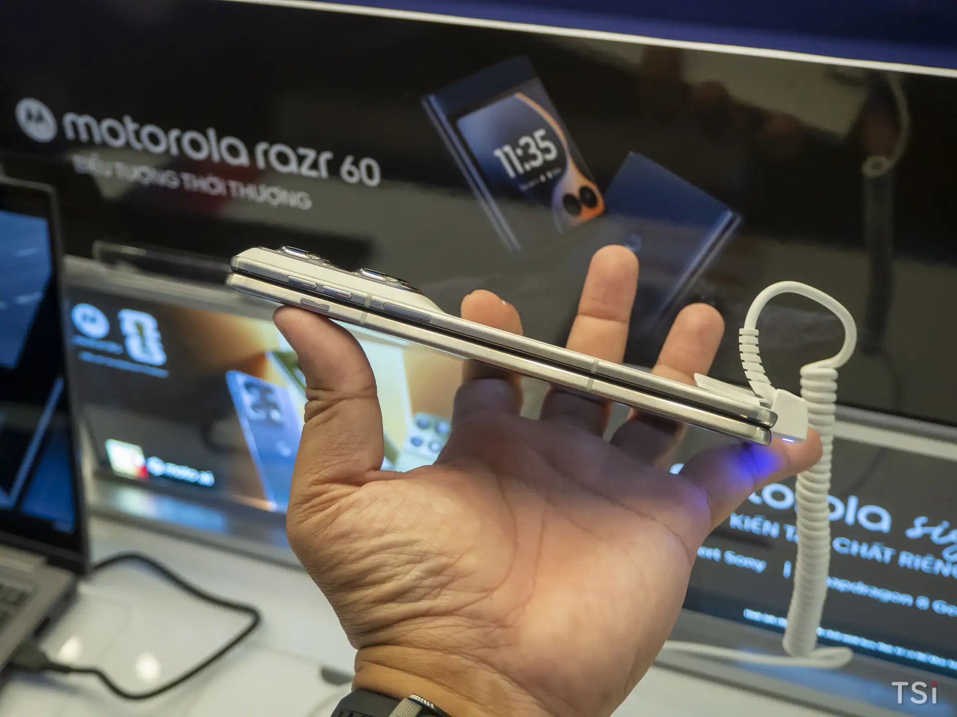 Motorola ra mắt razr fold tại Việt Nam: chuẩn mực mới cho giải trí và hiệu suất làm việc Motorola ra mắt razr fold tại Việt Nam: chuẩn mực mới cho giải trí và hiệu suất làm việc