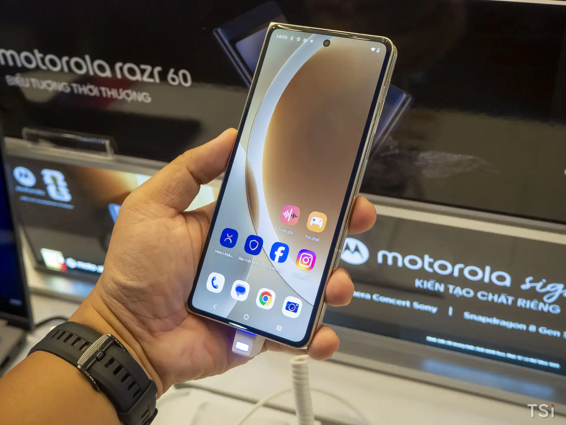 Motorola ra mắt razr fold tại Việt Nam: chuẩn mực mới cho giải trí và hiệu suất làm việc Motorola ra mắt razr fold tại Việt Nam: chuẩn mực mới cho giải trí và hiệu suất làm việc