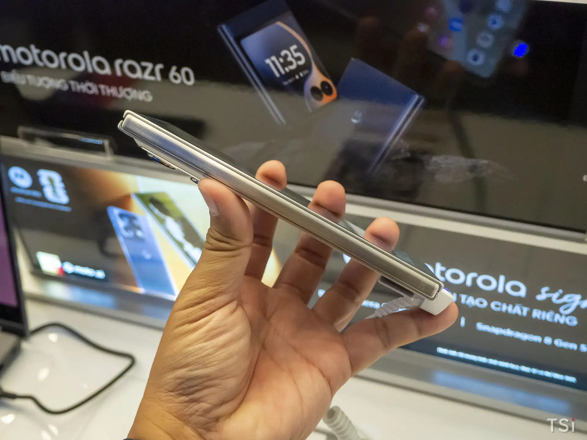 Motorola ra mắt razr fold tại Việt Nam: chuẩn mực mới cho giải trí và hiệu suất làm việc Motorola ra mắt razr fold tại Việt Nam: chuẩn mực mới cho giải trí và hiệu suất làm việc