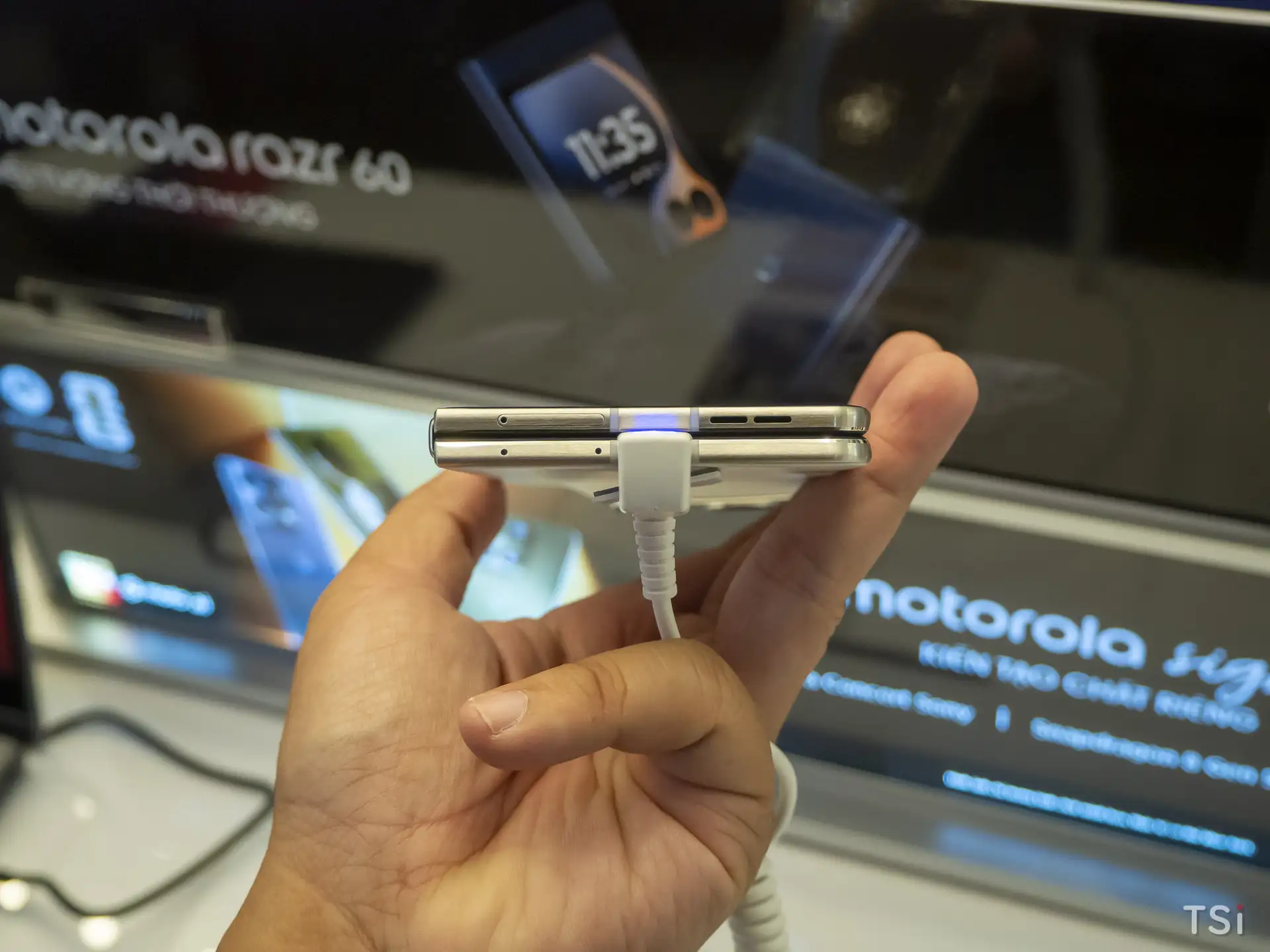 Motorola ra mắt razr fold tại Việt Nam: chuẩn mực mới cho giải trí và hiệu suất làm việc Motorola ra mắt razr fold tại Việt Nam: chuẩn mực mới cho giải trí và hiệu suất làm việc