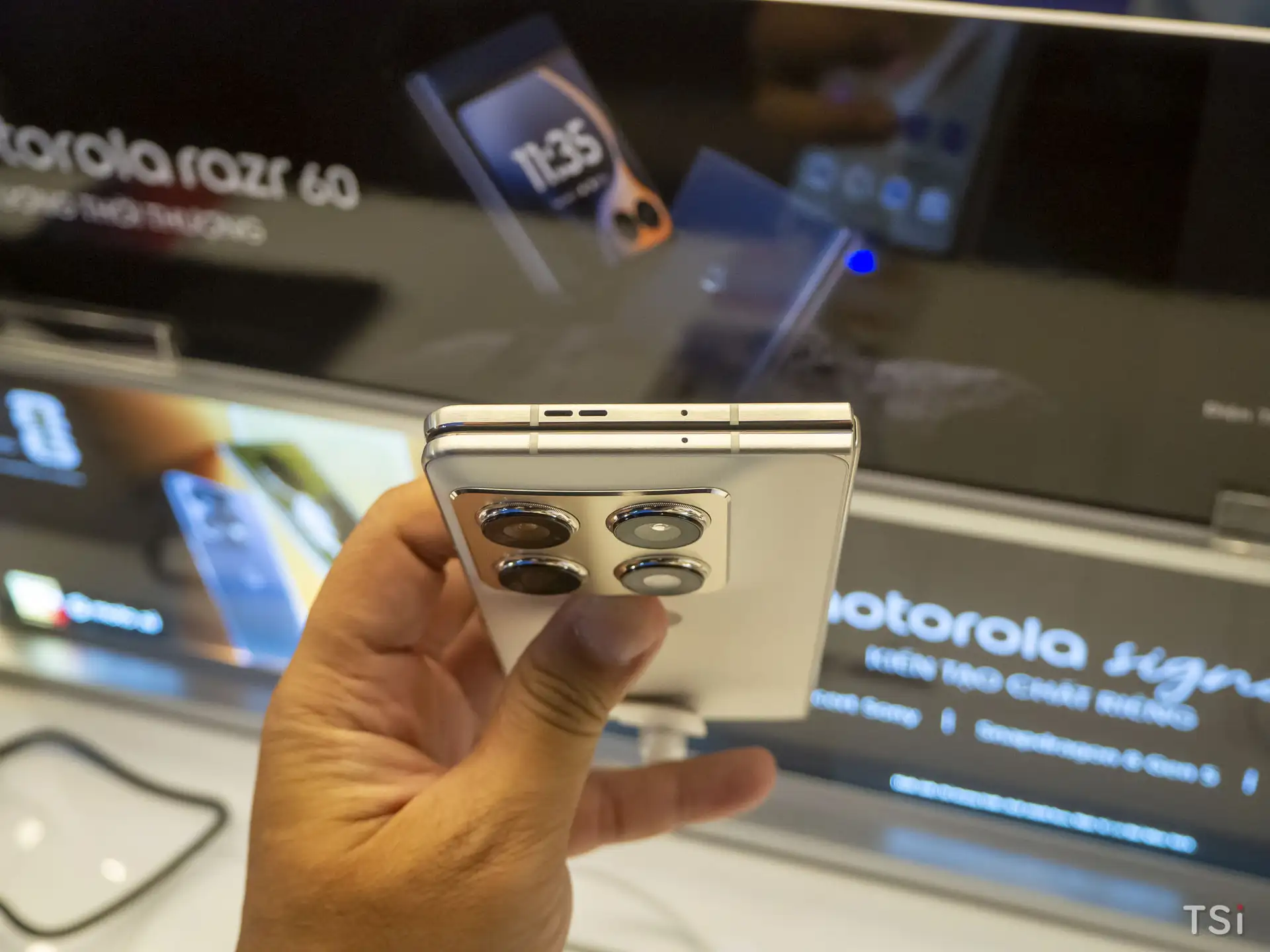 Motorola ra mắt razr fold tại Việt Nam: chuẩn mực mới cho giải trí và hiệu suất làm việc Motorola ra mắt razr fold tại Việt Nam: chuẩn mực mới cho giải trí và hiệu suất làm việc