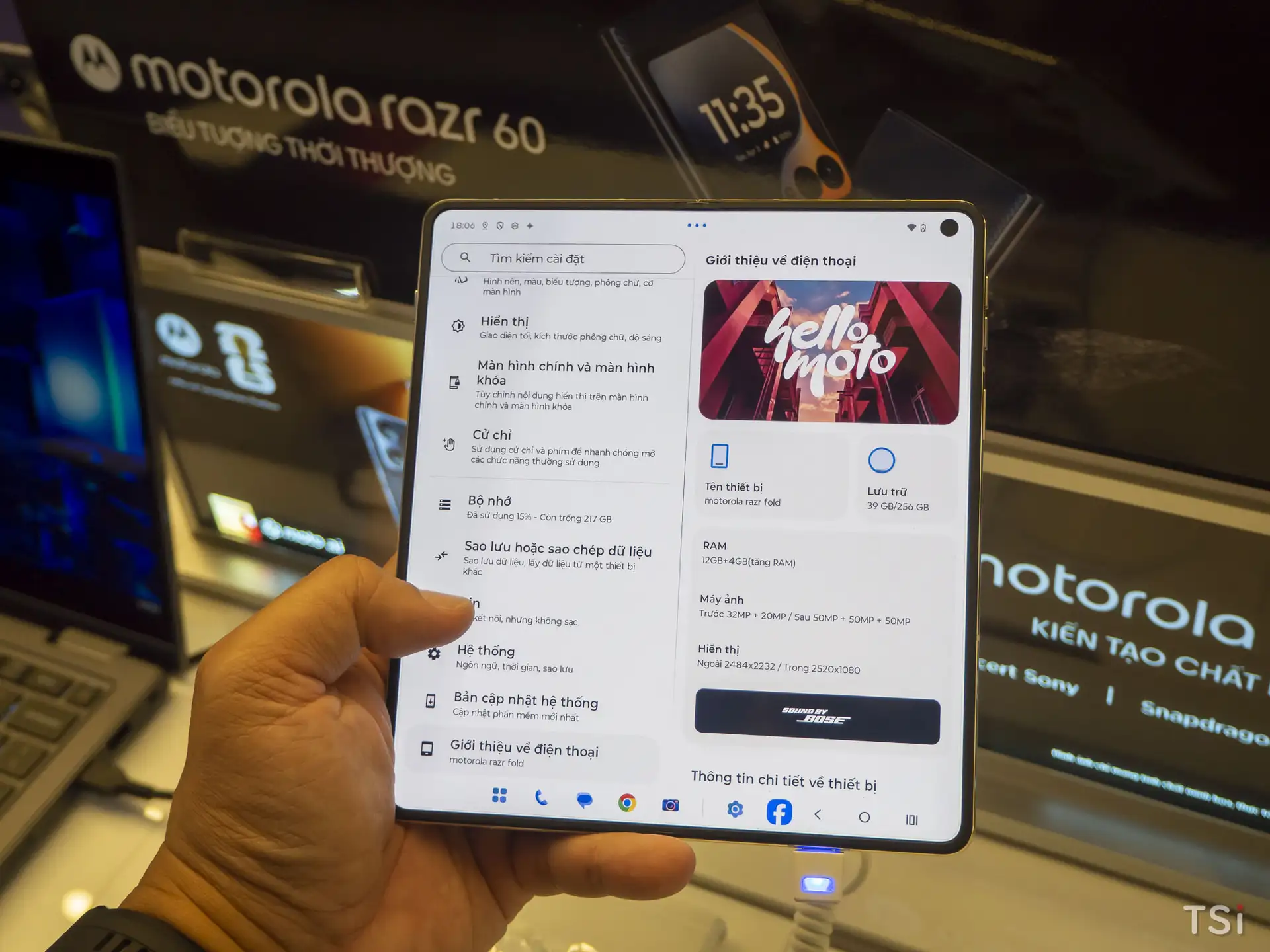Motorola ra mắt razr fold tại Việt Nam: chuẩn mực mới cho giải trí và hiệu suất làm việc Motorola ra mắt razr fold tại Việt Nam: chuẩn mực mới cho giải trí và hiệu suất làm việc