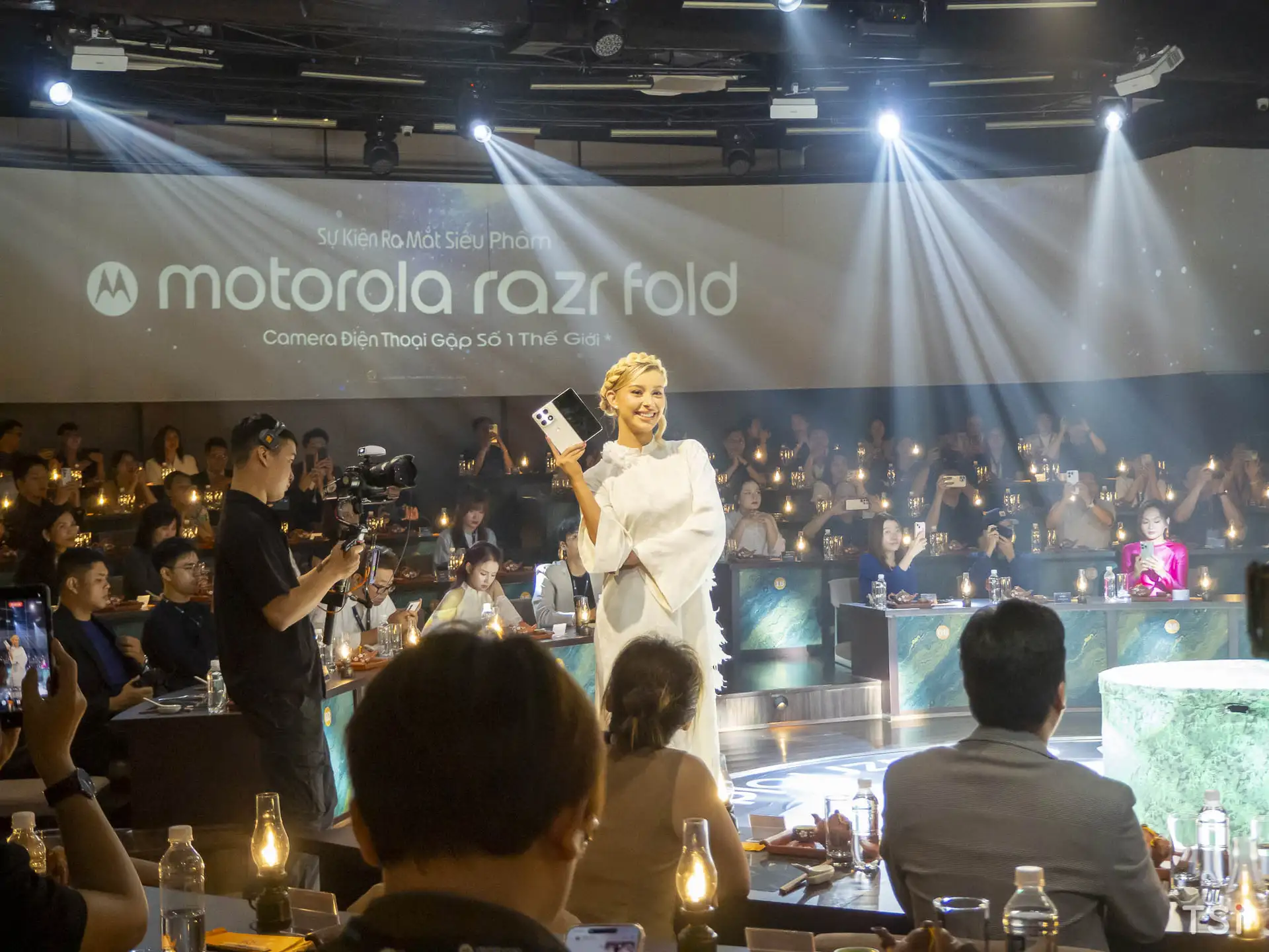 Motorola ra mắt razr fold tại Việt Nam: chuẩn mực mới cho giải trí và hiệu suất làm việc Motorola ra mắt razr fold tại Việt Nam: chuẩn mực mới cho giải trí và hiệu suất làm việc
